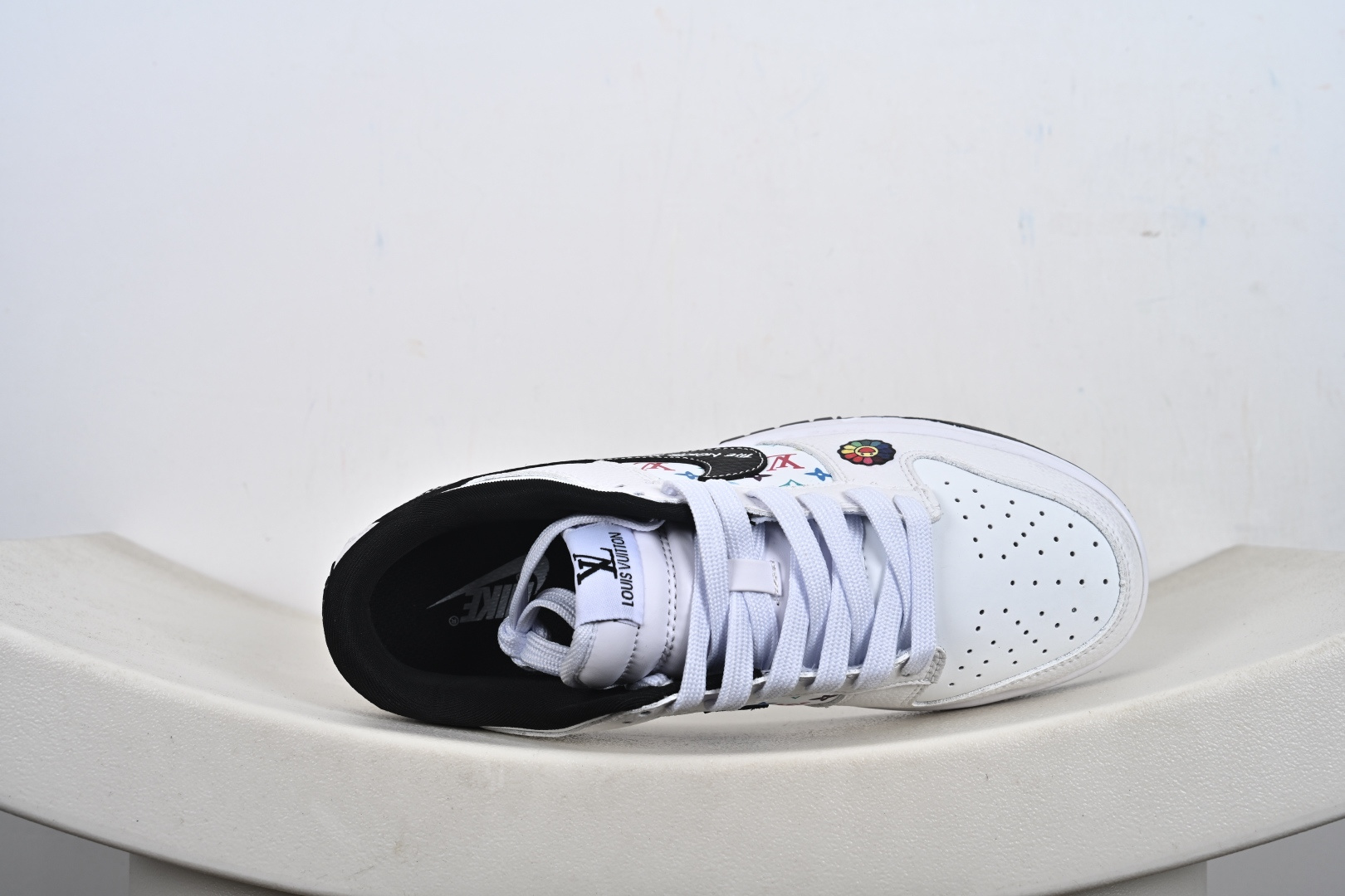 260 定制版NK SB Dunk Low“LV联名——白黑” 高端定制 低帮休闲板鞋 YF9511-908