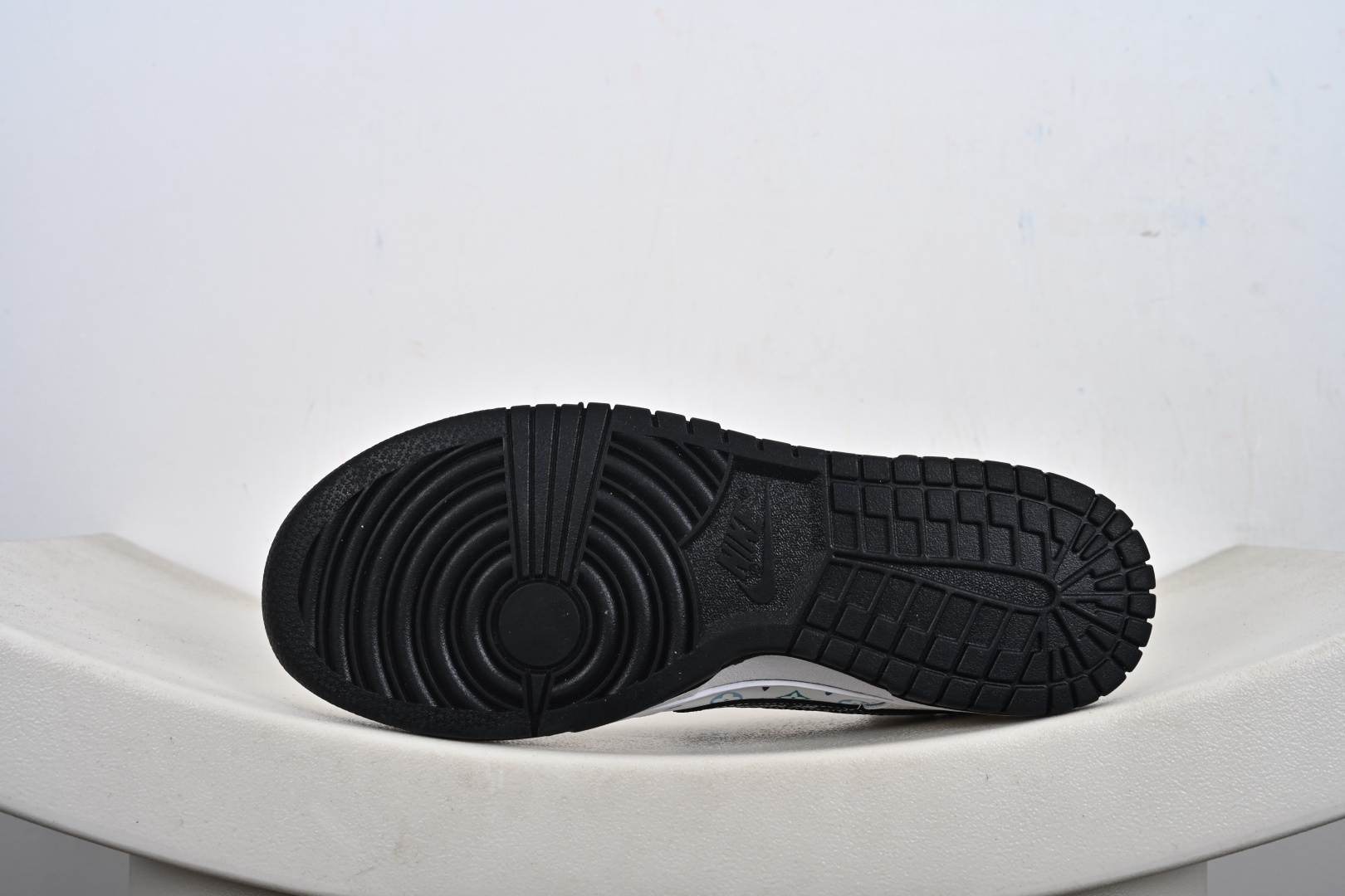 260 定制版NK SB Dunk Low“LV联名——白黑” 高端定制 低帮休闲板鞋 YF9511-908