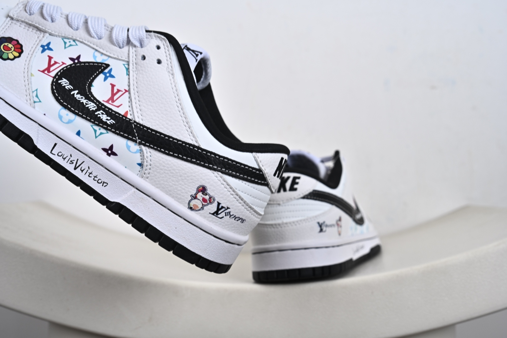 260 定制版NK SB Dunk Low“LV联名——白黑” 高端定制 低帮休闲板鞋 YF9511-908