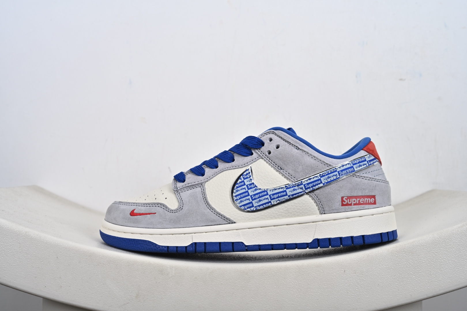 260 定制版NK SB Dunk Low “Superme联名------灰蓝麂皮” 高端定制 低帮休闲板鞋 DD1988-009-Chinese UA Cheap High Quatity Brand Clothes Bags handbags Sneakers wholesale wholesaler seller from China Factory suppliers Fashion Clothing Shoes best Quality Beautiful Price 260 定制版NK SB Dunk Low “Superme联名------灰蓝麂皮” 高端定制 低帮休闲板鞋 DD1988-009