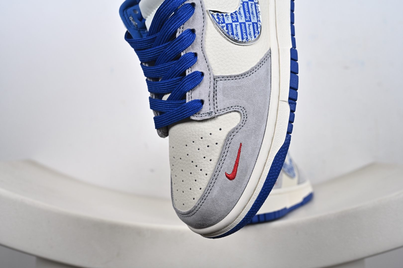 260 定制版NK SB Dunk Low “Superme联名------灰蓝麂皮” 高端定制 低帮休闲板鞋 DD1988-009-Chinese UA Cheap High Quatity Brand Clothes Bags handbags Sneakers wholesale wholesaler seller from China Factory suppliers Fashion Clothing Shoes best Quality Beautiful Price 260 定制版NK SB Dunk Low “Superme联名------灰蓝麂皮” 高端定制 低帮休闲板鞋 DD1988-009