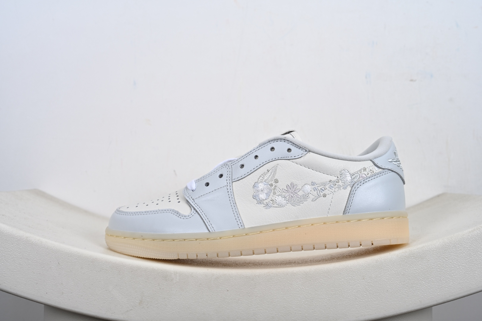 280 Nike Air Jordan 1 Low ”Floral Swoosh” AJ1 乔1花朵刺绣 低帮文化休闲板鞋 IF4391-100-Chinese UA Cheap High Quatity Brand Clothes Bags handbags Sneakers wholesale wholesaler seller from China Factory suppliers Fashion Clothing Shoes best Quality Beautiful Price 280 Nike Air Jordan 1 Low ”Floral Swoosh” AJ1 乔1花朵刺绣 低帮文化休闲板鞋 IF4391-100