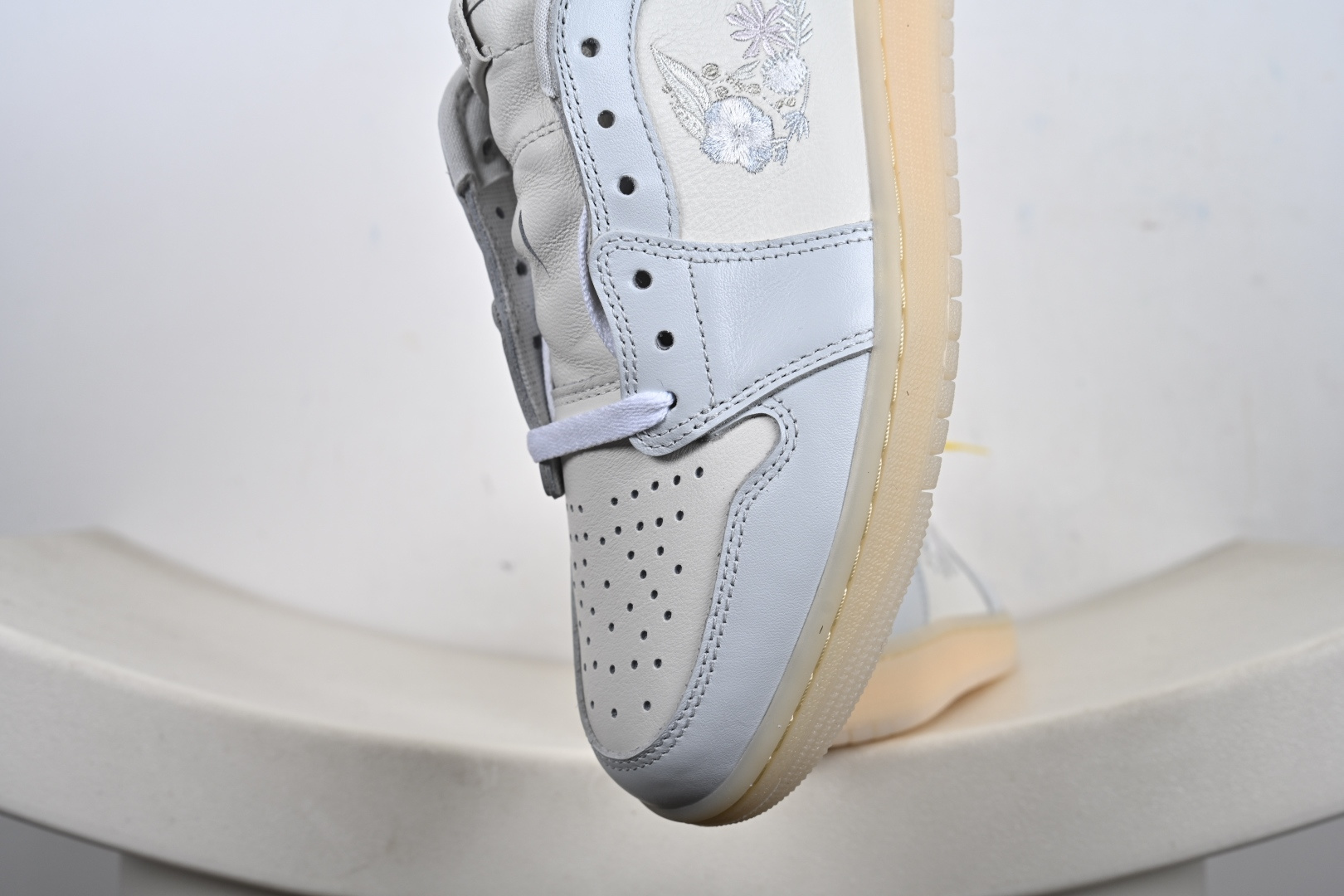 280 Nike Air Jordan 1 Low ”Floral Swoosh” AJ1 乔1花朵刺绣 低帮文化休闲板鞋 IF4391-100-Chinese UA Cheap High Quatity Brand Clothes Bags handbags Sneakers wholesale wholesaler seller from China Factory suppliers Fashion Clothing Shoes best Quality Beautiful Price 280 Nike Air Jordan 1 Low ”Floral Swoosh” AJ1 乔1花朵刺绣 低帮文化休闲板鞋 IF4391-100