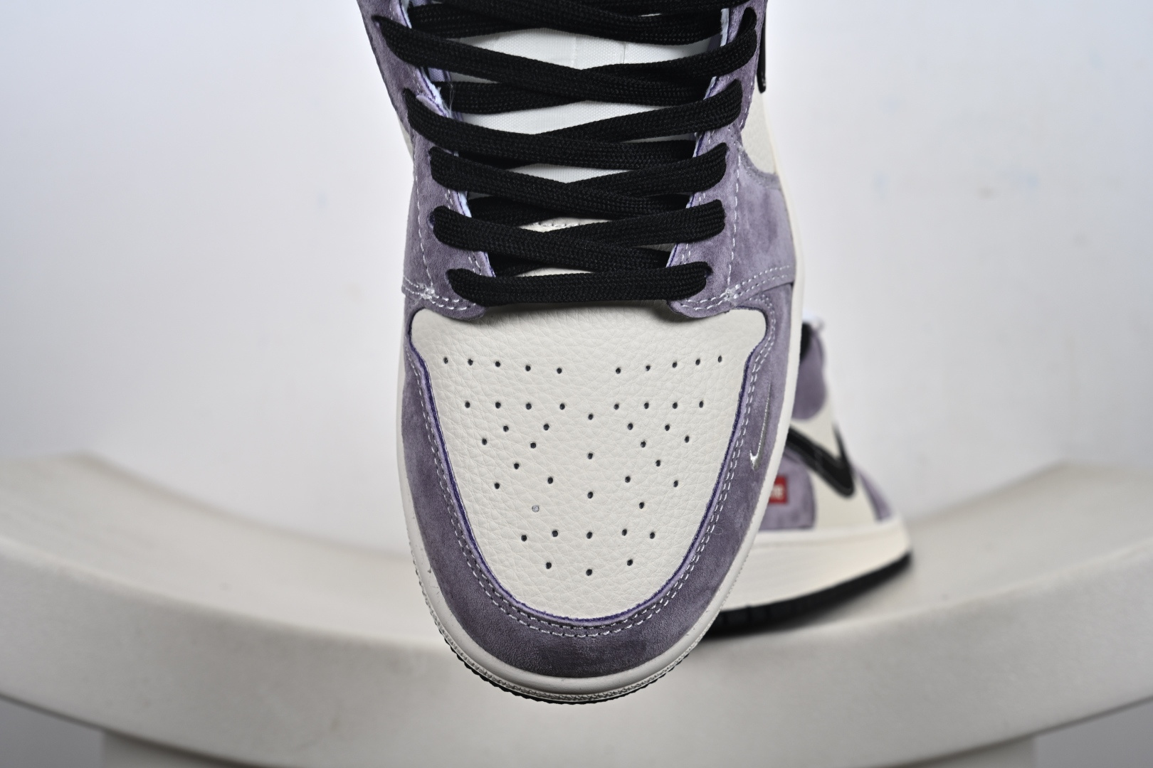 260 定制版Nike Jordan Air Jordan 1“ Supreme联名——米灰黑猪八革” 低帮 复古 减震 防滑 耐磨 篮球鞋 QL1988-003