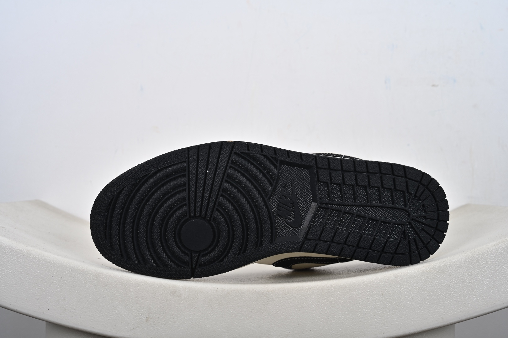 260 定制版Nike Jordan Air Jordan 1“ Supreme联名——米灰黑猪八革” 低帮 复古 减震 防滑 耐磨 篮球鞋 QL1988-003