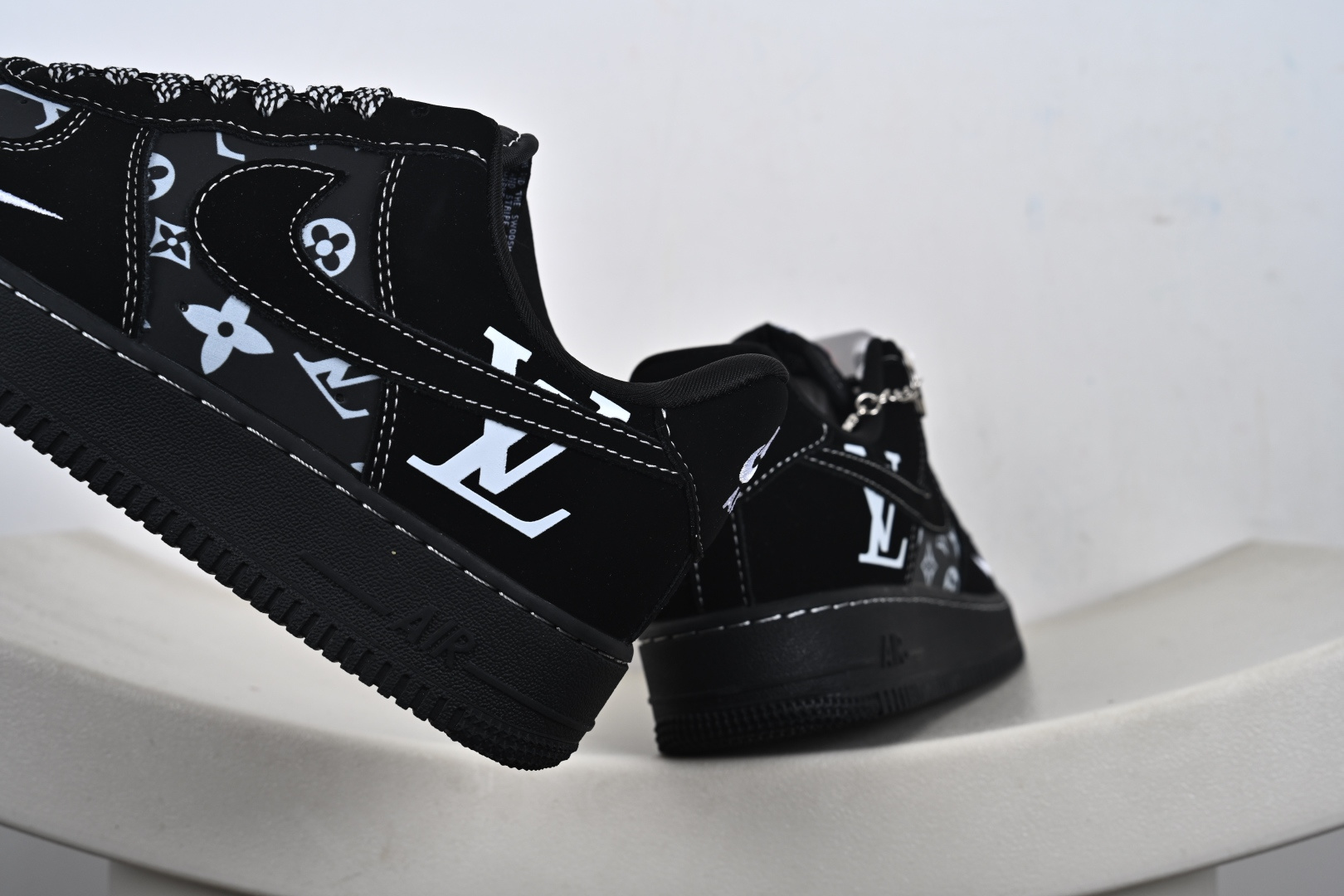 240 定制版NIke Air Force 1 '07 Low “LV联名——灰黑印花”空军一号 低帮 运动鞋 休闲鞋 XL1979-126