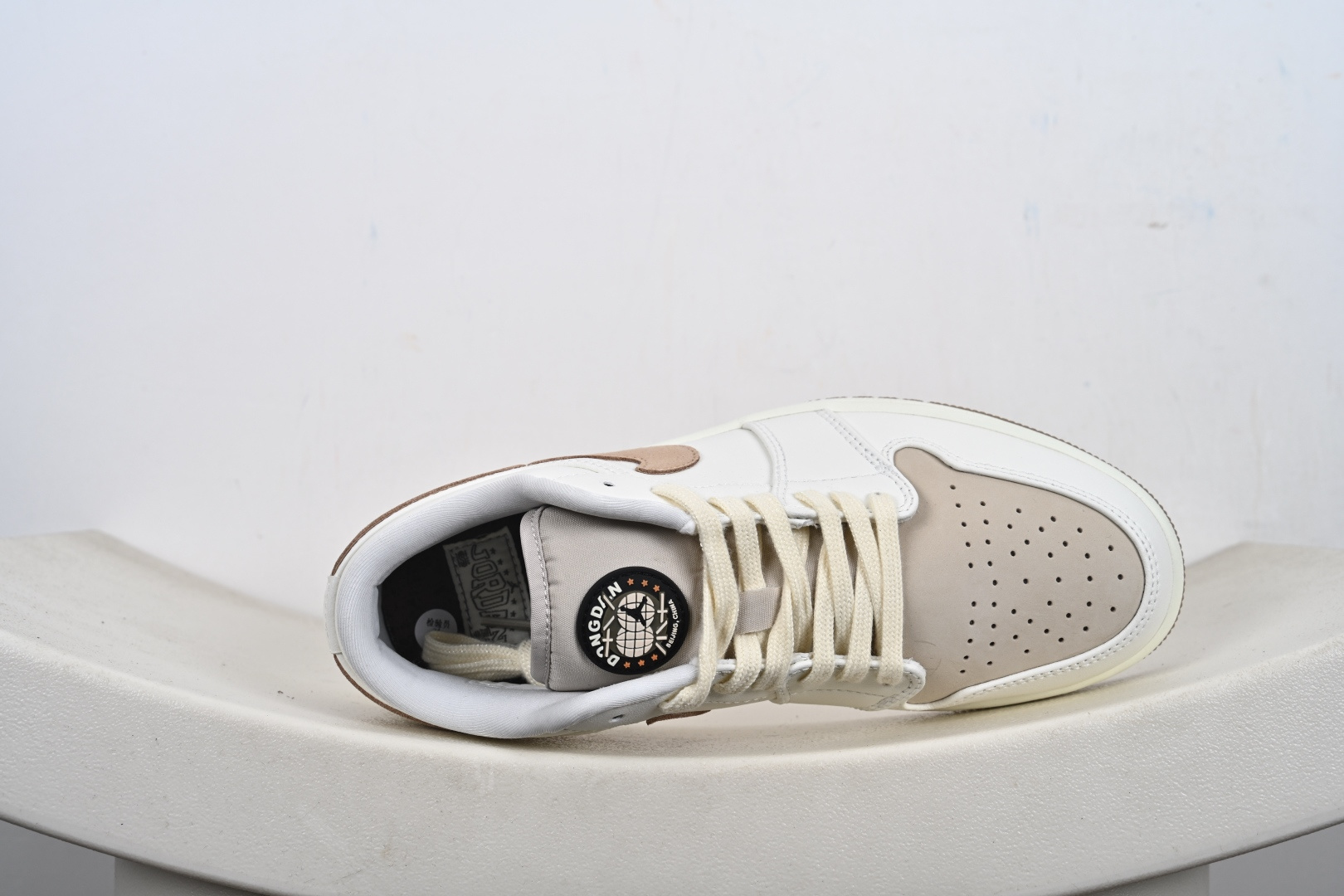 本地💰190支持放店
Nike AIR JORDAN 1 LOW  “ 市场最强团队呕心沥血重资打造完美售后高品质福利版 原鞋原楦原底原料版型正确细节无敌清洁度完美 持续更新 敬请期待 货号：IB8855 121  
尺码：35-47半-M1-E6