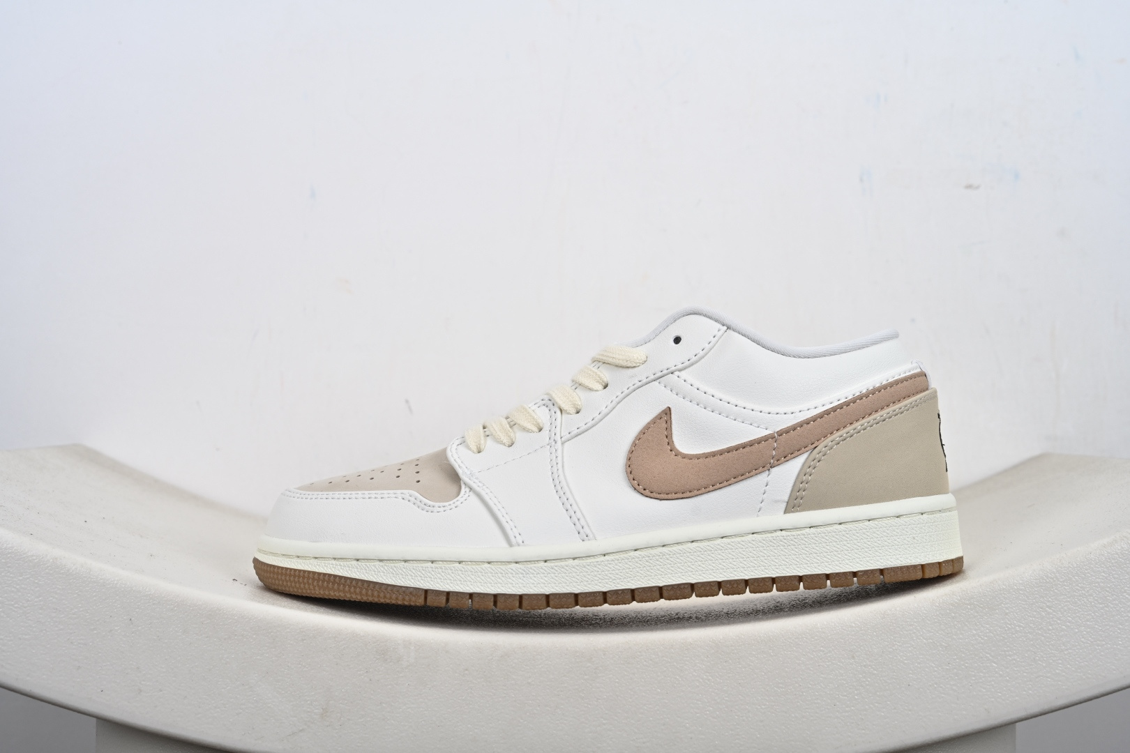 本地💰190支持放店
Nike AIR JORDAN 1 LOW  “ 市场最强团队呕心沥血重资打造完美售后高品质福利版 原鞋原楦原底原料版型正确细节无敌清洁度完美 持续更新 敬请期待 货号：IB8855 121  
尺码：35-47半-M1-E6