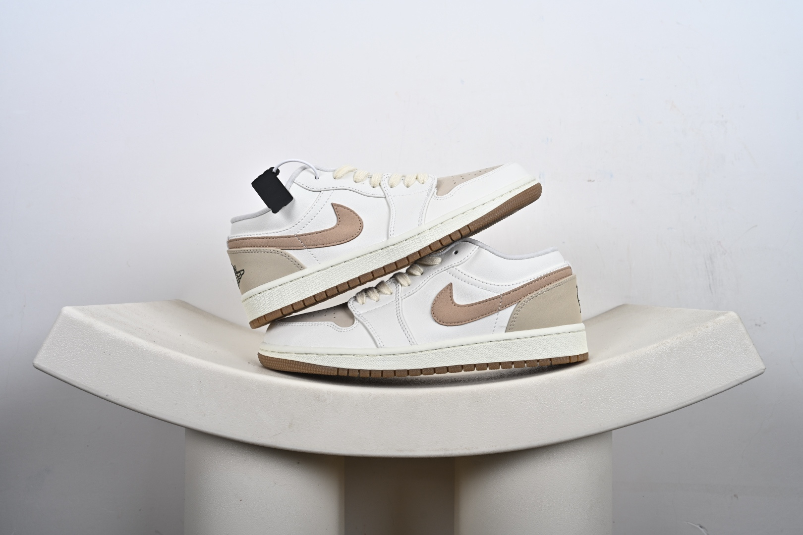 本地💰190支持放店
Nike AIR JORDAN 1 LOW  “ 市场最强团队呕心沥血重资打造完美售后高品质福利版 原鞋原楦原底原料版型正确细节无敌清洁度完美 持续更新 敬请期待 货号：IB8855 121  
尺码：35-47半-M1-E6