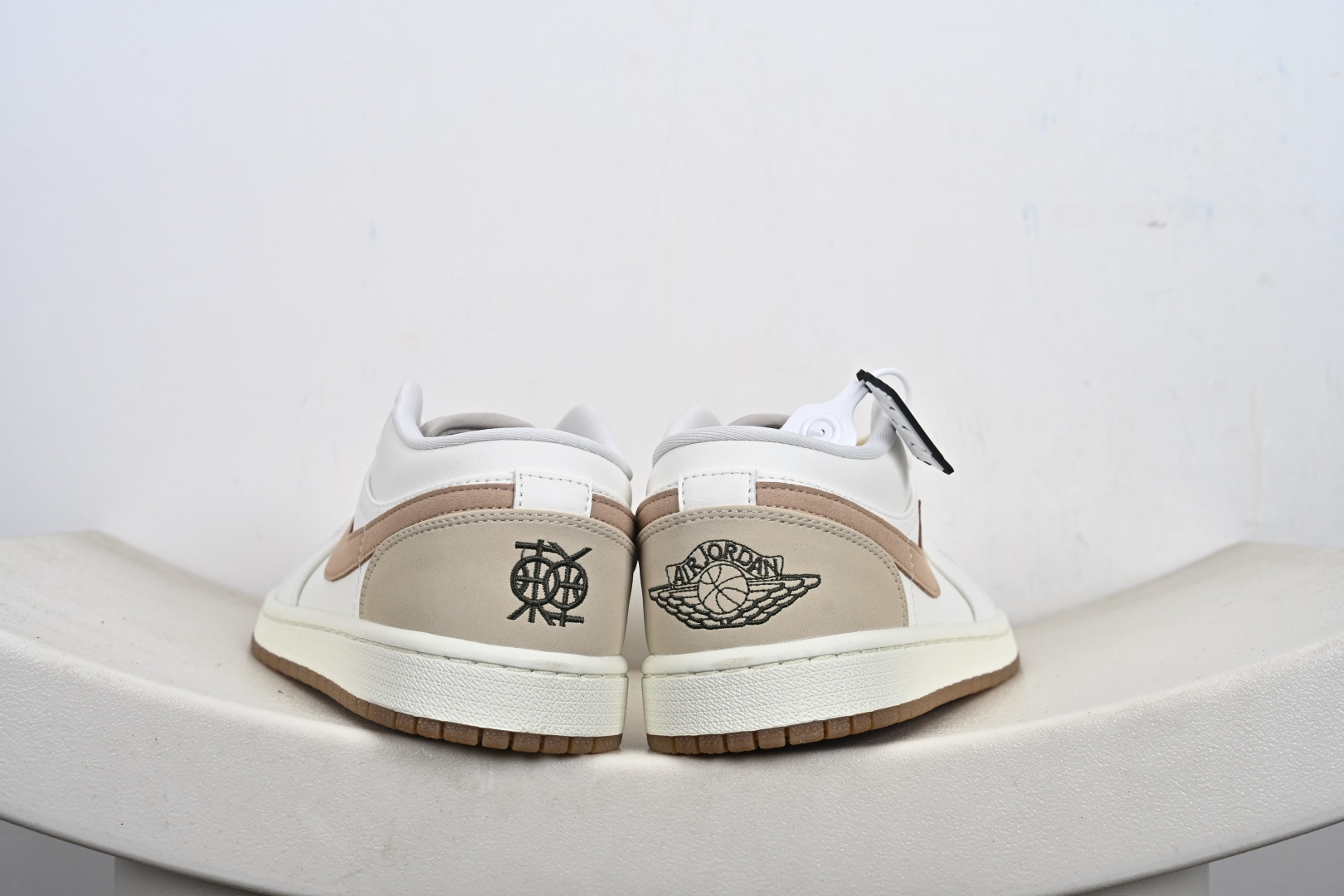 本地💰190支持放店
Nike AIR JORDAN 1 LOW  “ 市场最强团队呕心沥血重资打造完美售后高品质福利版 原鞋原楦原底原料版型正确细节无敌清洁度完美 持续更新 敬请期待 货号：IB8855 121  
尺码：35-47半-M1-E6