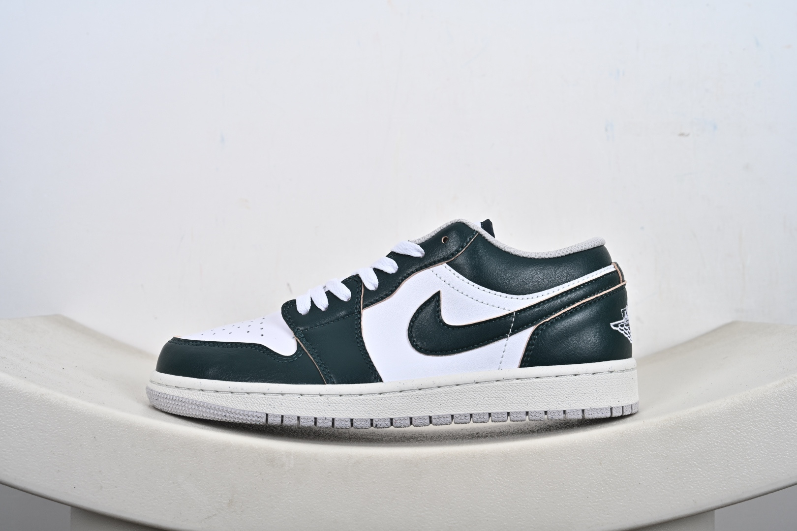 本地💰190支持放店
AIR JORDAN 1 LOW SE “ 市场最强团队呕心沥血重资打造完美售后高品质福利版 原鞋原楦原底原料版型正确细节无敌清洁度完美 持续更新 敬请期待 
货号：FQ7687 300  
尺码：35-47半-M1-E6