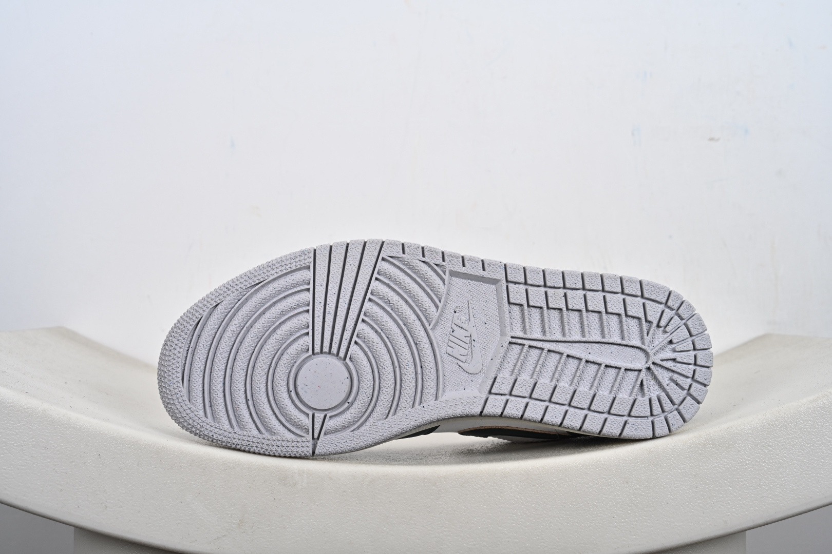 本地💰190支持放店
AIR JORDAN 1 LOW SE “ 市场最强团队呕心沥血重资打造完美售后高品质福利版 原鞋原楦原底原料版型正确细节无敌清洁度完美 持续更新 敬请期待 
货号：FQ7687 300  
尺码：35-47半-M1-E6