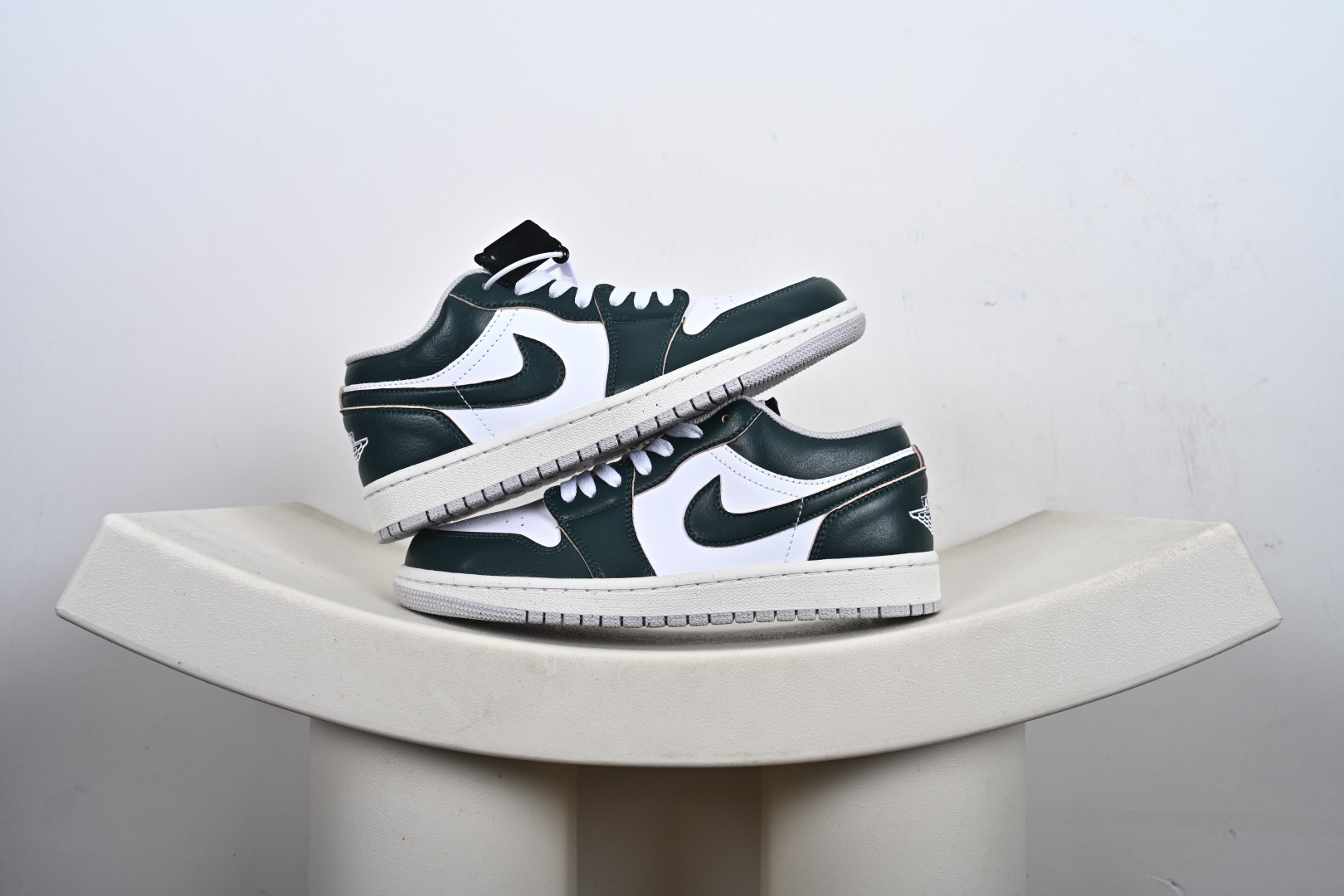 本地💰190支持放店
AIR JORDAN 1 LOW SE “ 市场最强团队呕心沥血重资打造完美售后高品质福利版 原鞋原楦原底原料版型正确细节无敌清洁度完美 持续更新 敬请期待 
货号：FQ7687 300  
尺码：35-47半-M1-E6