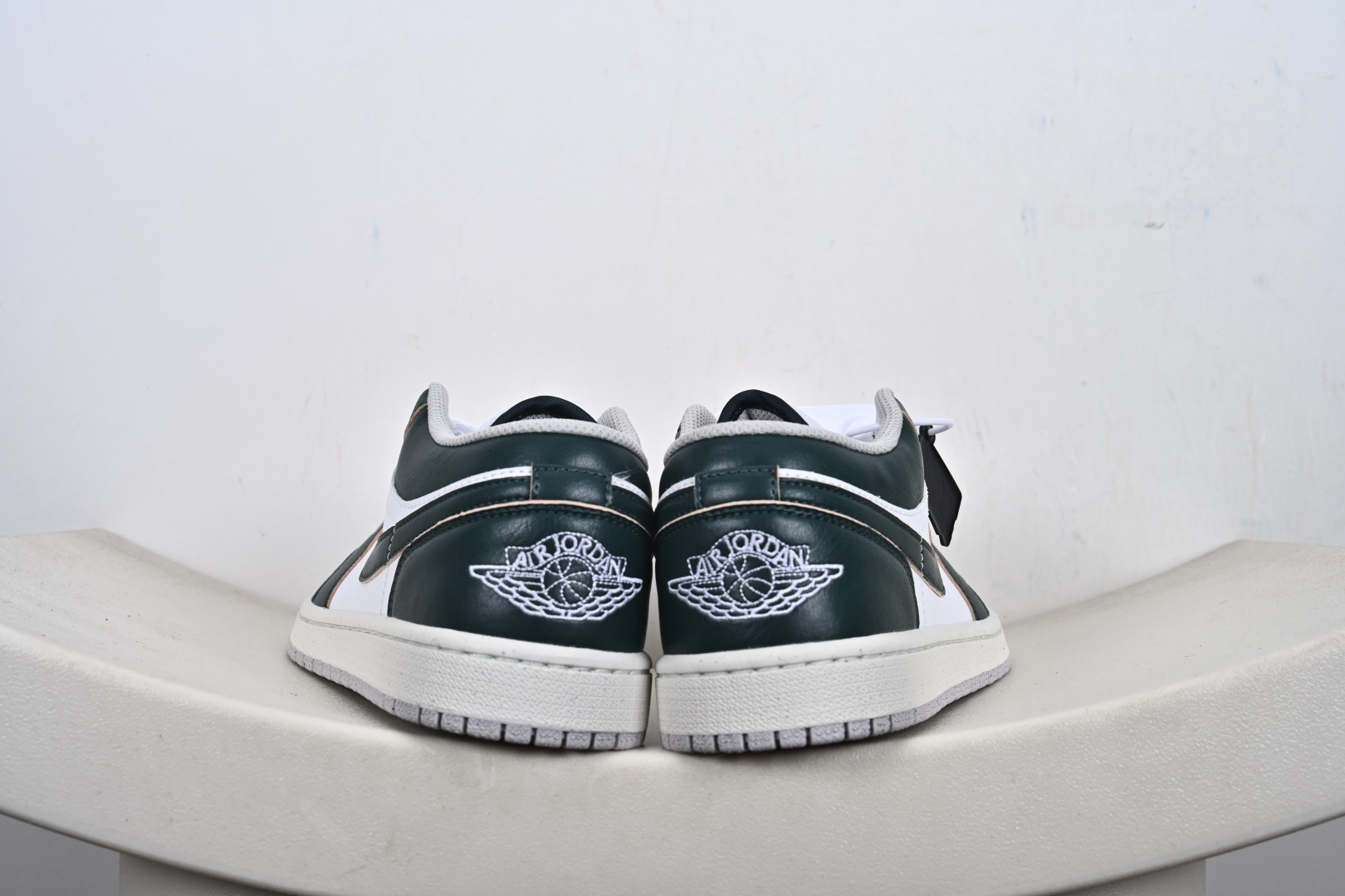 本地💰190支持放店
AIR JORDAN 1 LOW SE “ 市场最强团队呕心沥血重资打造完美售后高品质福利版 原鞋原楦原底原料版型正确细节无敌清洁度完美 持续更新 敬请期待 
货号：FQ7687 300  
尺码：35-47半-M1-E6