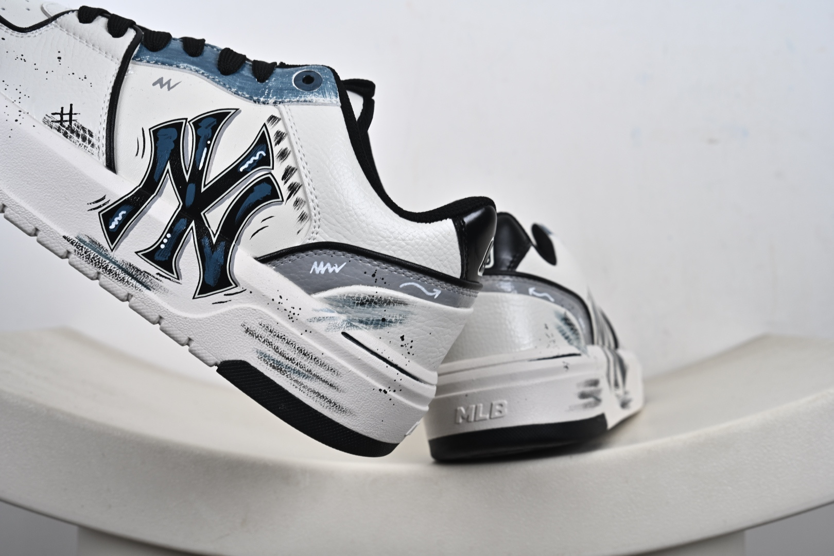 260 MLB Chunky Liner New York Yankees 绑带做旧 慢跑鞋 3ASXCA12N(C0001)