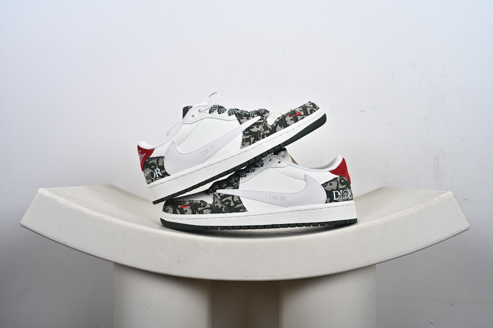 本地💰150支持放店
The North Face x Supreme x Travis Scott x Air Jordan 1 Low乔丹1代低帮倒钩 迪奥联名-定制配色 原厂内置气垫魔块 A模大底 头层小牛皮 鞋舌AJ原厂专用牛津布+AJ专用反口珍珠布+原厂无杂质高弹内里海棉+特殊封边弹力鞋带 
货号:DS2088-001
SIZE：36 36.5 37.5 38 38.5 39 40 40.5 41 42 42.5 43 44 44.5 45 46-L2-E2