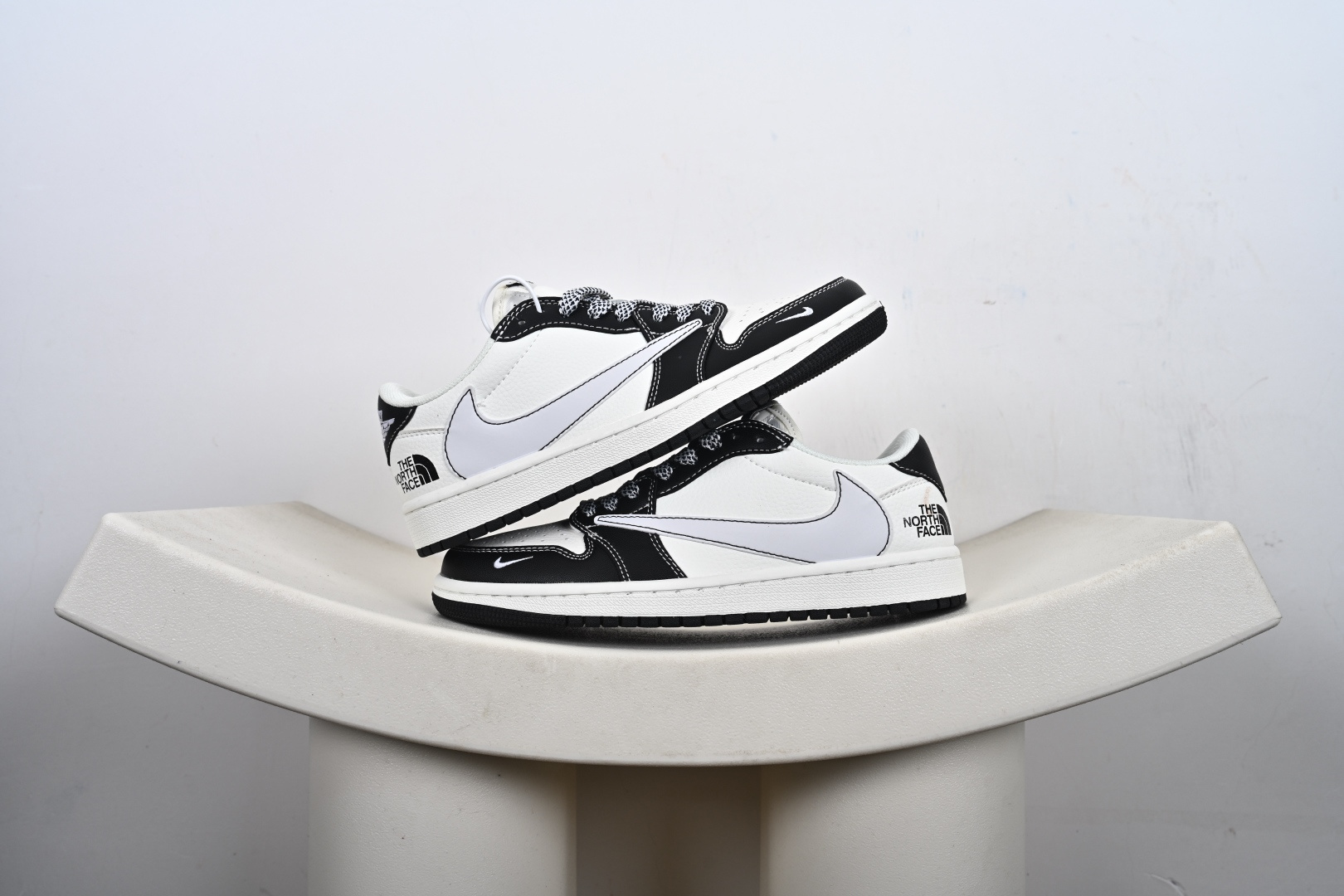 本地💰150支持放店
The North Face x Supreme x Travis Scott x Air Jordan 1 Low乔丹1代低帮倒钩 定制配色 原厂内置气垫魔块 A模大底 头层小牛皮 鞋舌AJ原厂专用牛津布+AJ专用反口珍珠布+原厂无杂质高弹内里海棉+特殊封边弹力鞋带 
货号:DZ2688-007
SIZE：36 36.5 37.5 38 38.5 39 40 40.5 41 42 42.5 43 44 44.5 45 46-L2-E2