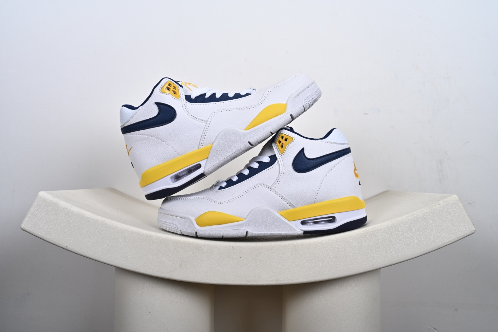 支持放店 NK Air Flight 89 男子运动鞋 AJ4兄弟款系列篮球鞋 重塑80年代后期非凡篮球战靴的经典风范,利落皮革结构搭载卓越缓震系统 重现传世经典的卓越性能 取用皮革与合成材质组合鞋面 简约利落潮流运动 货号:BQ4212 J2-E2