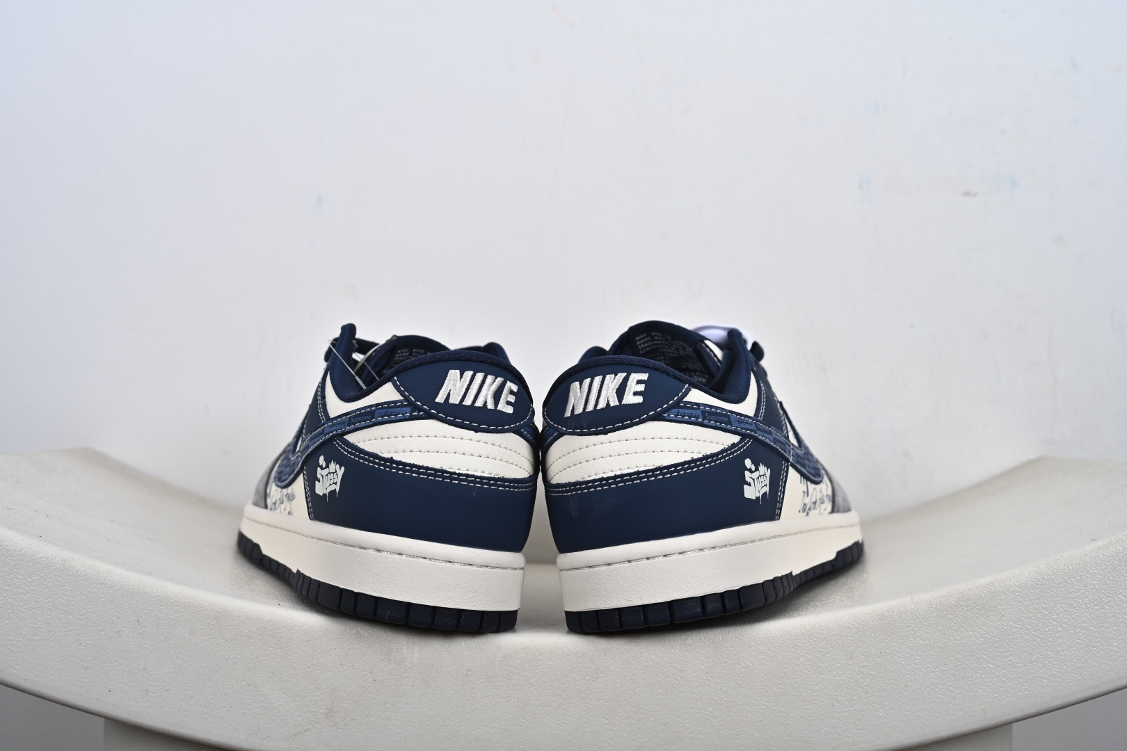 本地💰270优势放店
【定制版】Stussy x Nk Dunk Low 定制配色
斯图西联名 复古低帮休闲百搭板鞋
公司级版本 定制鞋盒 大厂流水生产
超高清洁度 皮料切割干净无任何毛边
橡胶大底 防滑耐磨 舒适上脚
货号:XD1588-243
尺码:36 36.5 37.5 38 38.5 39 40 40.5 41 42 42.5 43 44 44.5 45-T1-F3