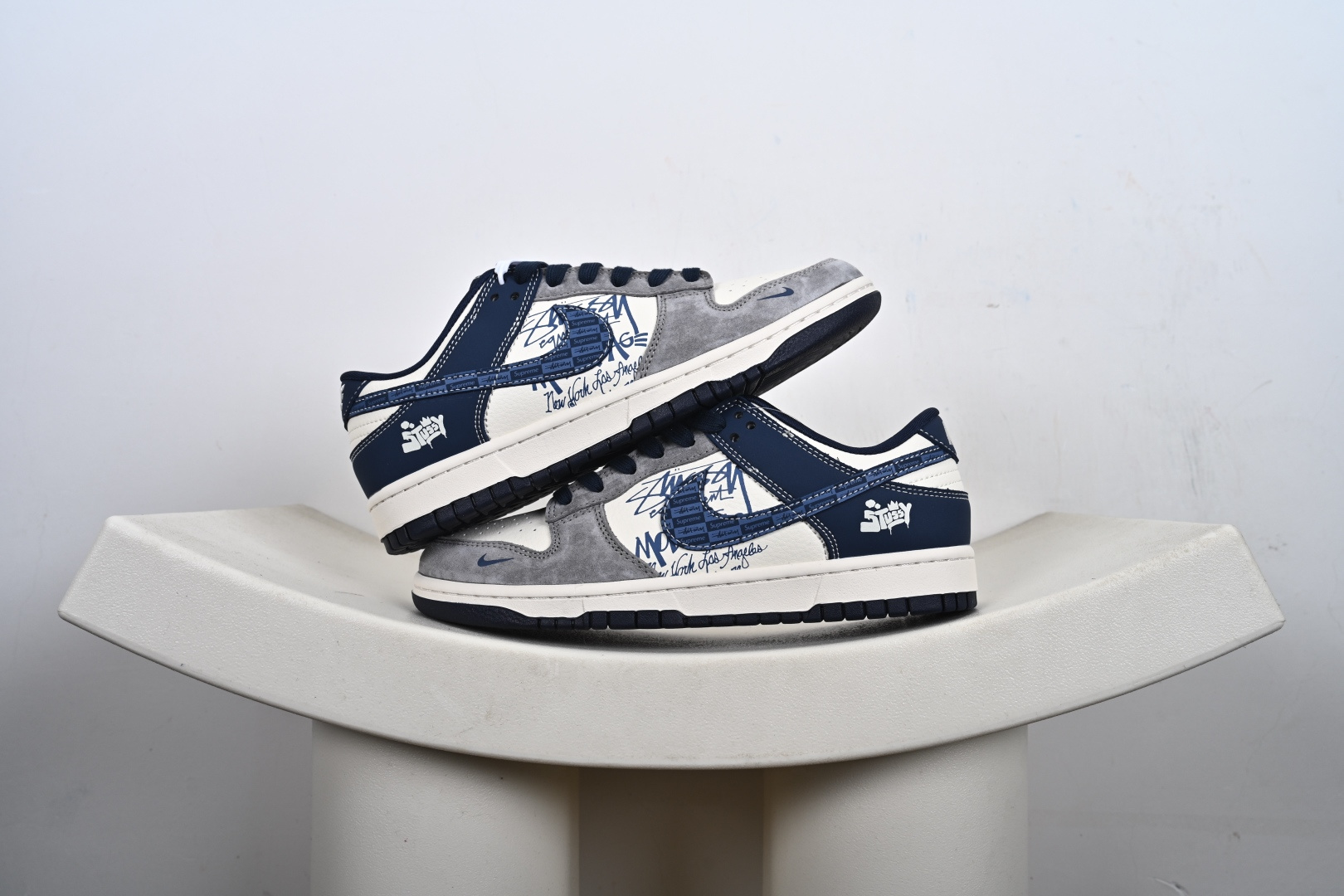 本地💰270优势放店
【定制版】Stussy x Nk Dunk Low 定制配色
斯图西联名 复古低帮休闲百搭板鞋
公司级版本 定制鞋盒 大厂流水生产
超高清洁度 皮料切割干净无任何毛边
橡胶大底 防滑耐磨 舒适上脚
货号:XD1588-243
尺码:36 36.5 37.5 38 38.5 39 40 40.5 41 42 42.5 43 44 44.5 45-T1-F3