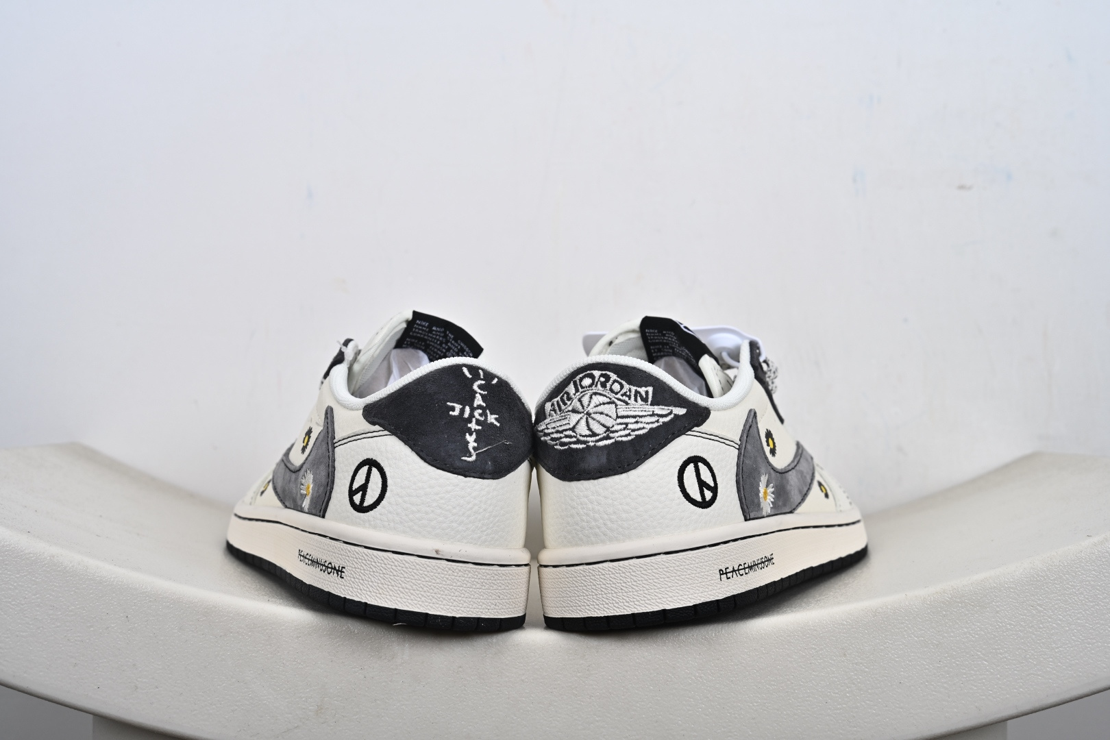 260 定制版Travis Scott x Jordan 1 Low “权志龙联名——雏菊米灰黑” 高端定制 乔丹倒勾低帮休闲板鞋 QW5088-208