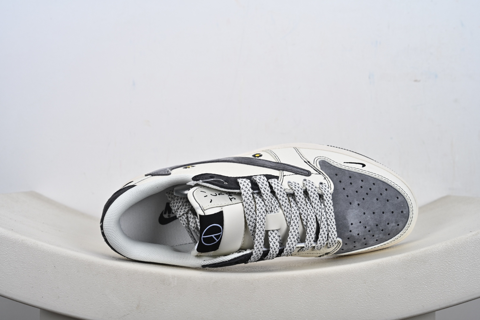 260 定制版Travis Scott x Jordan 1 Low “权志龙联名——雏菊米灰黑” 高端定制 乔丹倒勾低帮休闲板鞋 QW5088-208