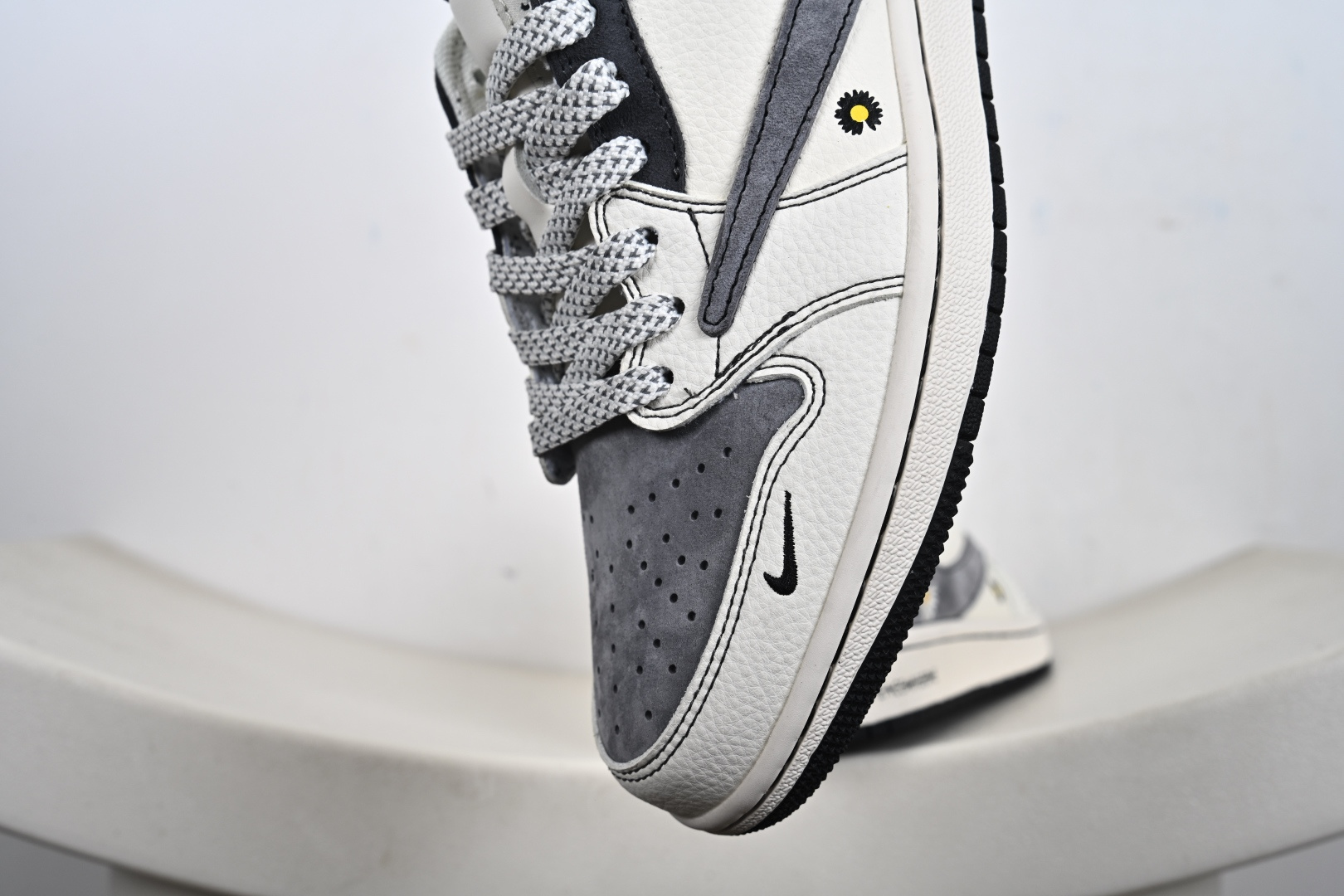 260 定制版Travis Scott x Jordan 1 Low “权志龙联名——雏菊米灰黑” 高端定制 乔丹倒勾低帮休闲板鞋 QW5088-208