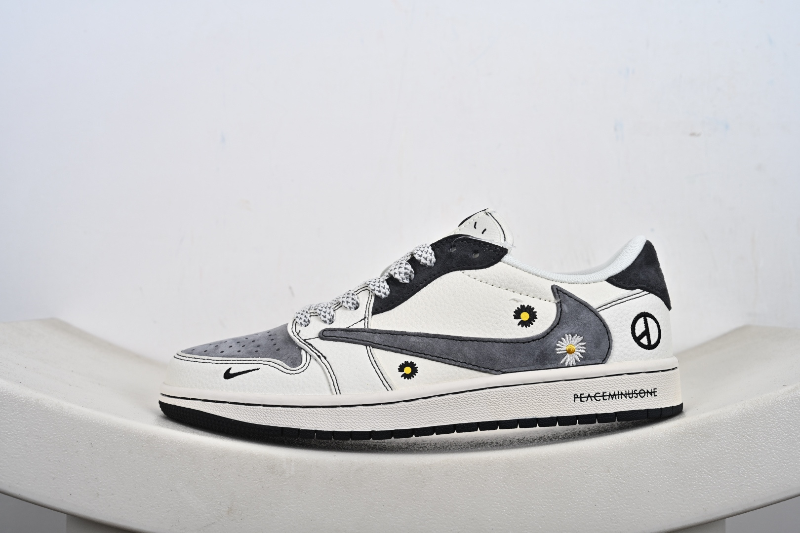 260 定制版Travis Scott x Jordan 1 Low “权志龙联名——雏菊米灰黑” 高端定制 乔丹倒勾低帮休闲板鞋 QW5088-208