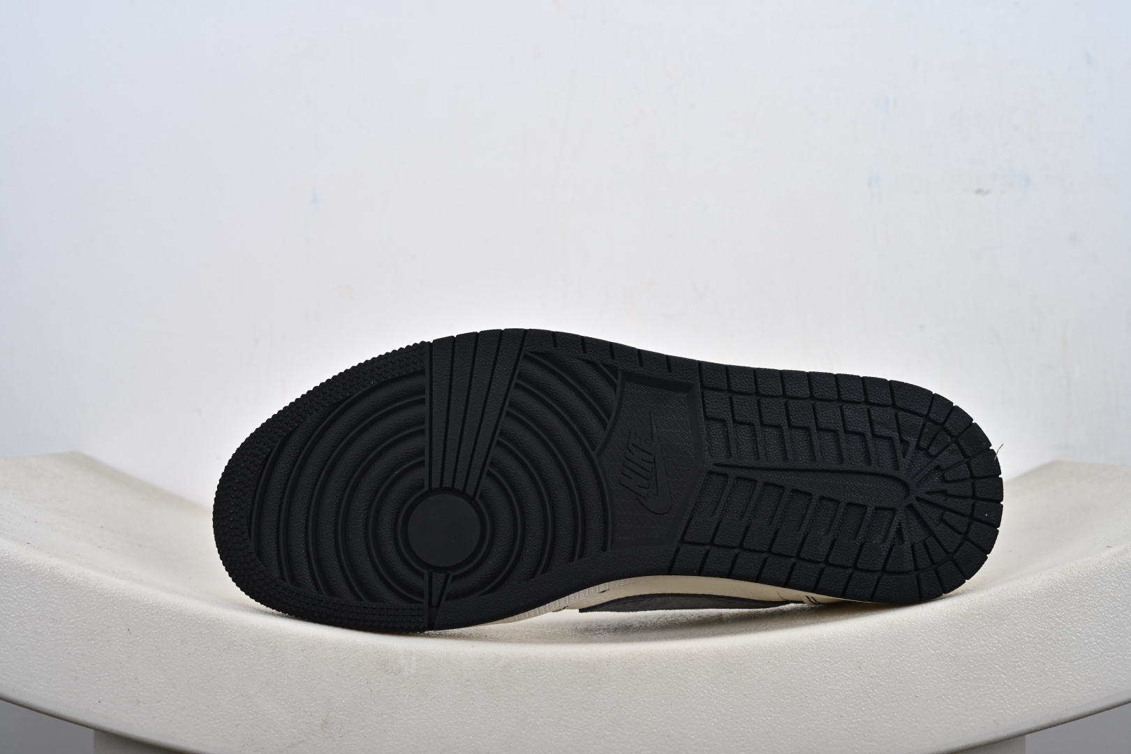 260 定制版Travis Scott x Jordan 1 Low “权志龙联名——雏菊米灰黑” 高端定制 乔丹倒勾低帮休闲板鞋 QW5088-208