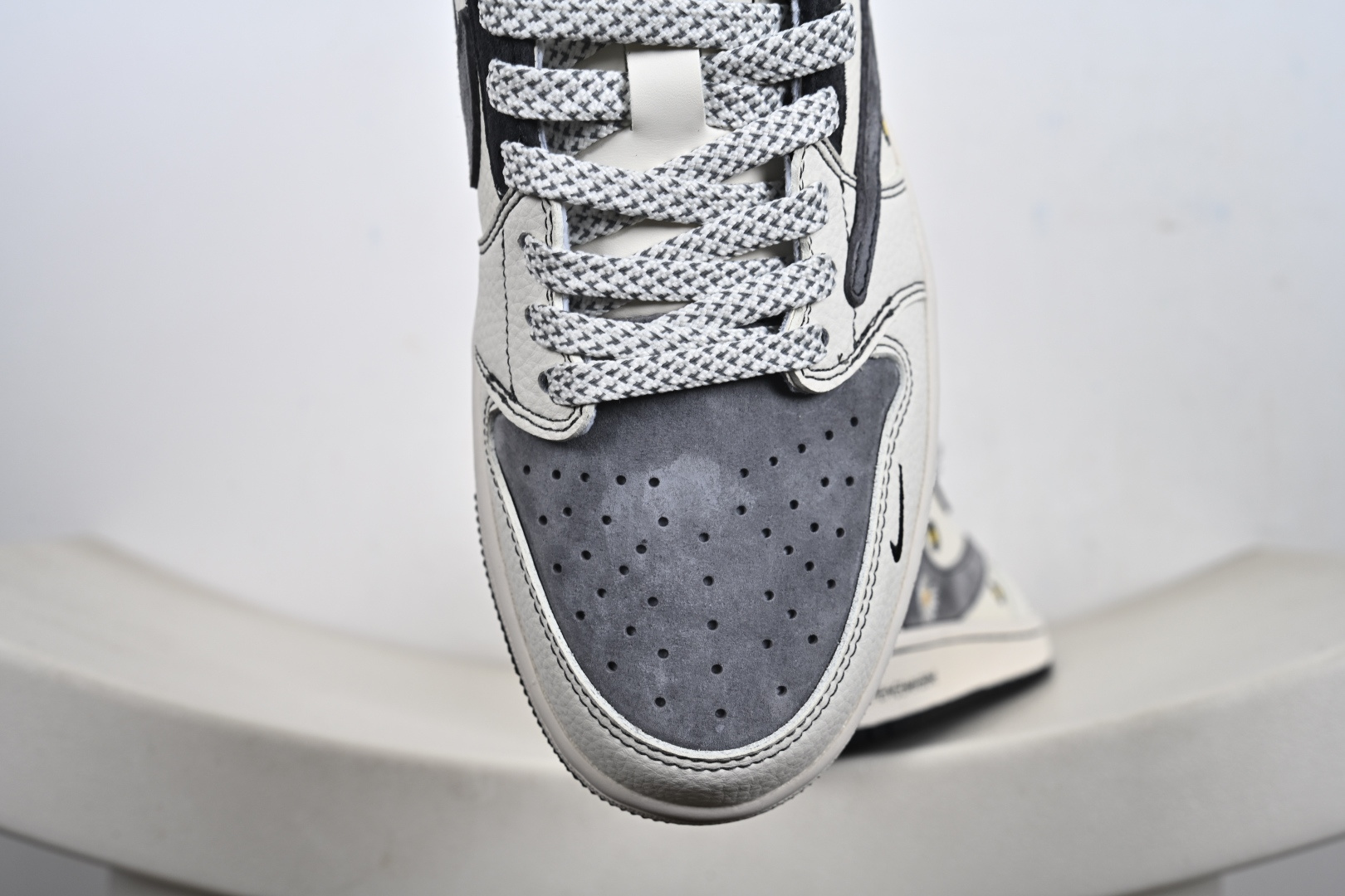 260 定制版Travis Scott x Jordan 1 Low “权志龙联名——雏菊米灰黑” 高端定制 乔丹倒勾低帮休闲板鞋 QW5088-208