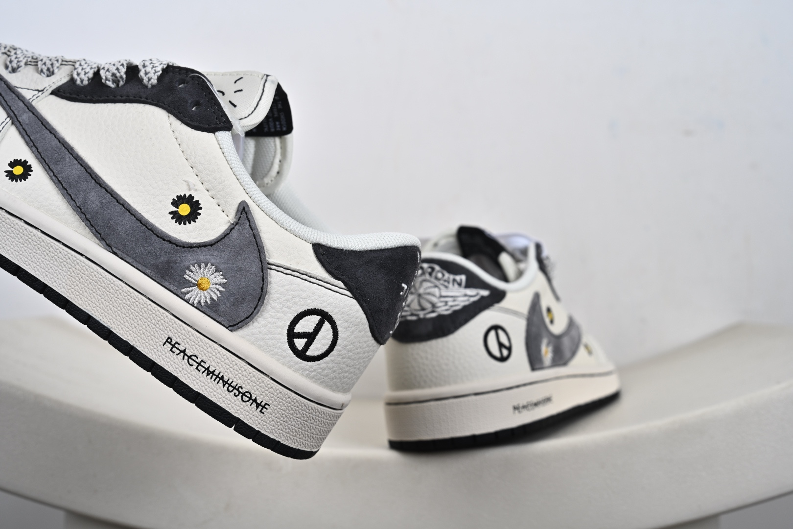 260 定制版Travis Scott x Jordan 1 Low “权志龙联名——雏菊米灰黑” 高端定制 乔丹倒勾低帮休闲板鞋 QW5088-208