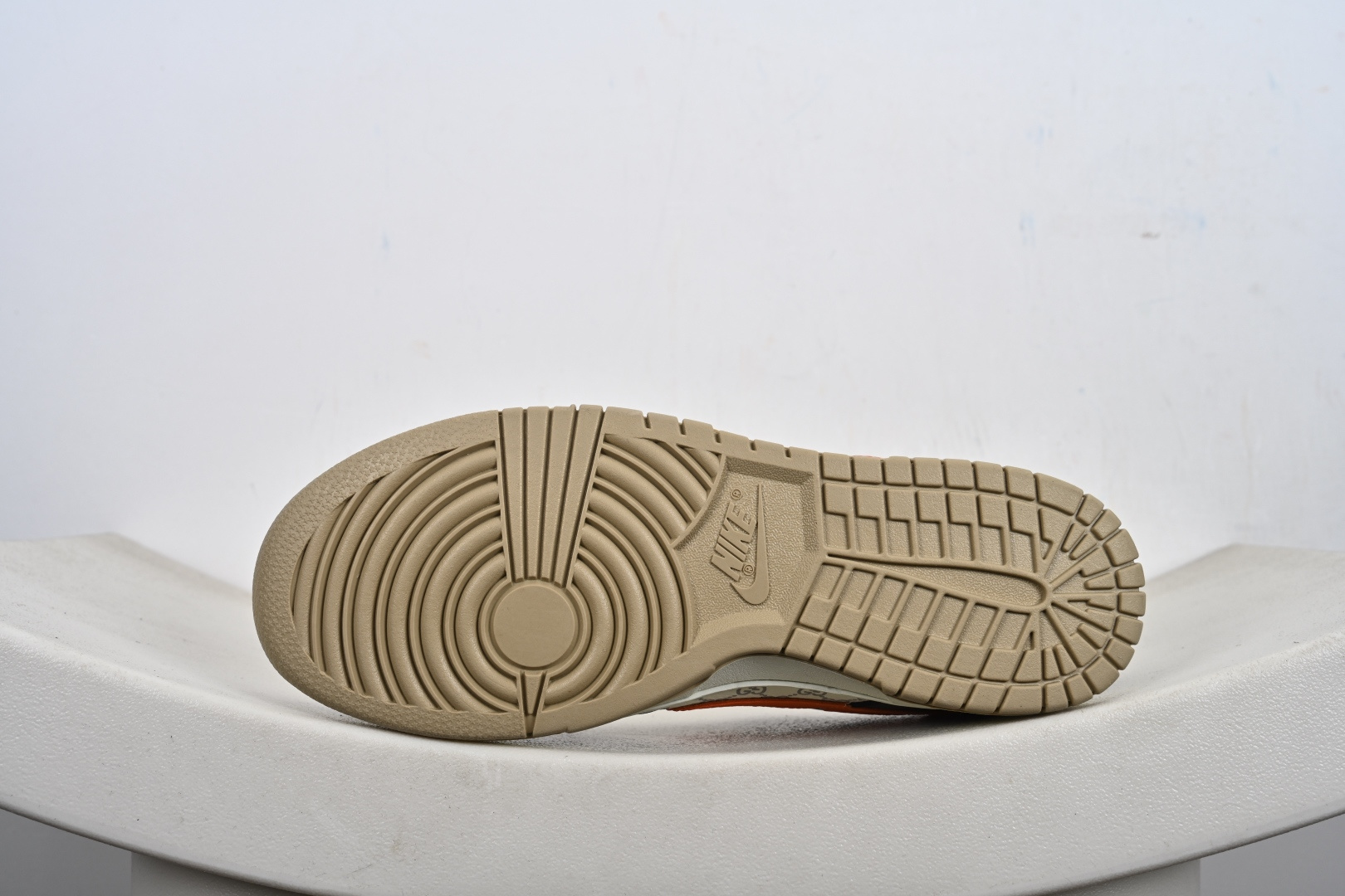 定制版NK SB Dunk Low“GU联名——白灰桔” 高端定制 低帮休闲板鞋 YF9511-923-Top High Quatity Cheap Sneakers Fashion Clothing Clothes Bags handbags Shoes of all Brand wholesale With The best Quality And Beautiful Price from China Factory Chinese suppliers wholesaler seller 定制版NK SB Dunk Low“GU联名——白灰桔” 高端定制 低帮休闲板鞋 YF9511-923