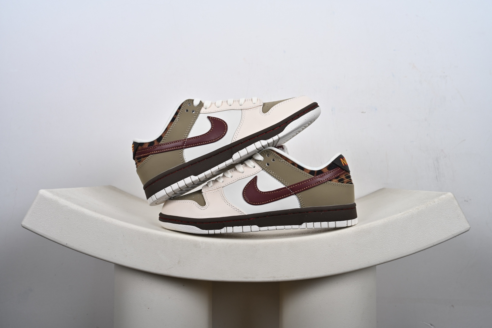 支持放店 NIKE DUNK LOW 耐克低帮休闲板鞋 #鞋款以卡其和巴洛克棕打造鞋身,两侧辅以珍珠白皮革装扮,队红 Swoosh 装饰两侧.采用利落皮革材料巧搭时尚豹纹装饰细节,塑就醒目个性风范.鞋款融入柔软衬垫,舒适非凡,经久耐穿. 货号:IM6687 262 (半)-F6-E5