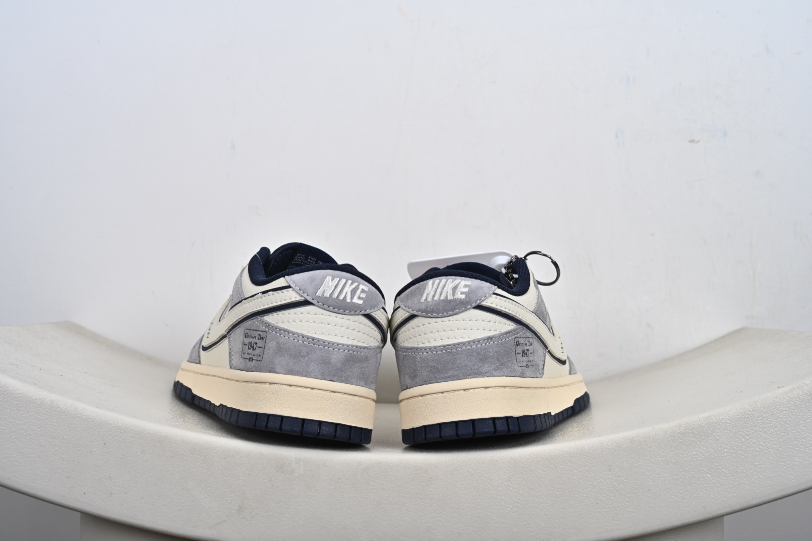 本地💰270优势放店
【定制版】SB Dunk Low“ 迪联名—雾霾蓝” 周年高端定制 低帮休闲板鞋 定制鞋盒 大厂纯原品质出货 超高清洁度 皮料切割干净无任何毛边 细节完美
货号:DN3168-014
Size: 36 36.5 37.5 38 38.5 39 40 40.5 41 42 42.5 43 44 44.5 45-T1-F3