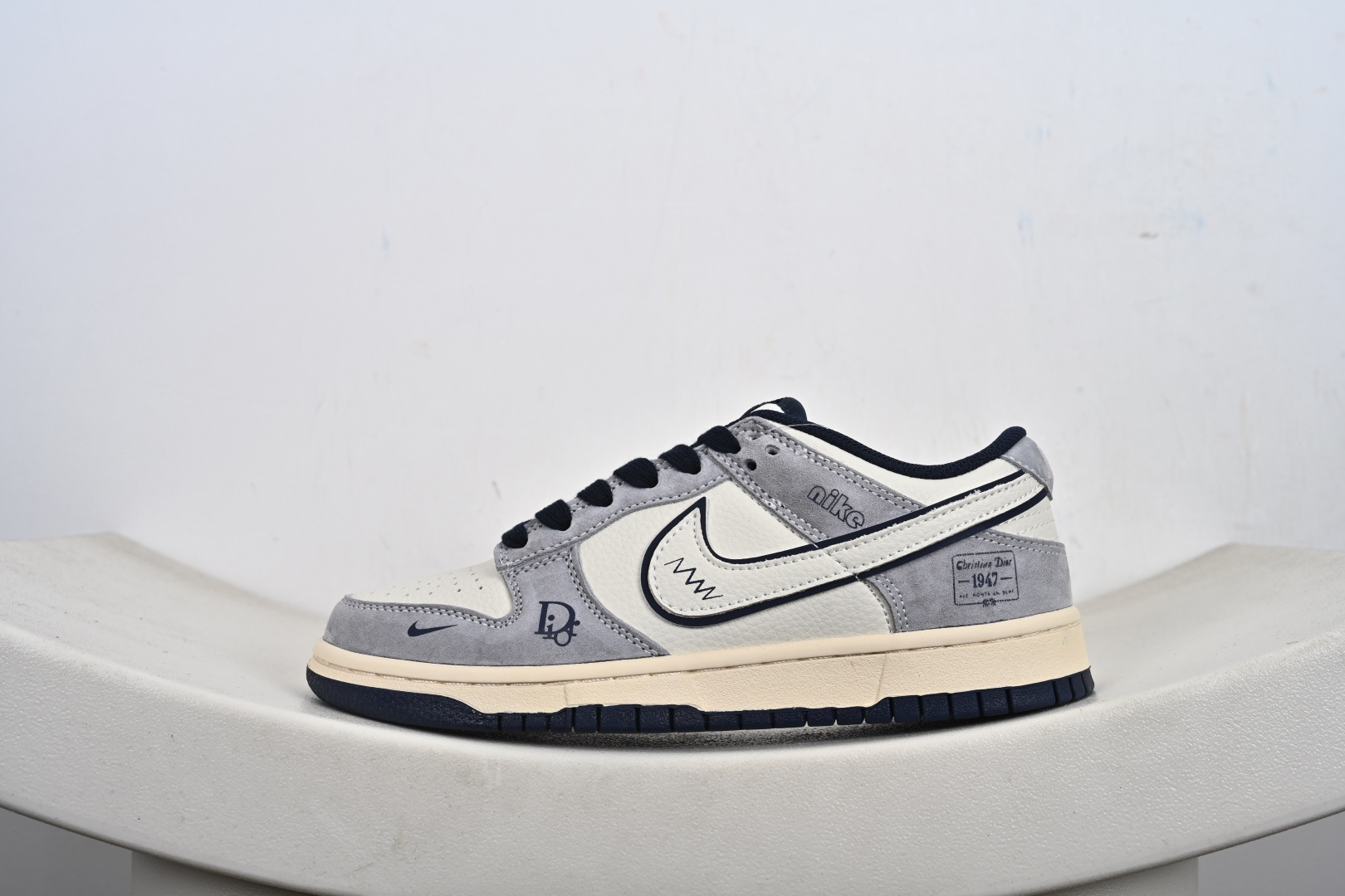 本地💰270优势放店
【定制版】SB Dunk Low“ 迪联名—雾霾蓝” 周年高端定制 低帮休闲板鞋 定制鞋盒 大厂纯原品质出货 超高清洁度 皮料切割干净无任何毛边 细节完美
货号:DN3168-014
Size: 36 36.5 37.5 38 38.5 39 40 40.5 41 42 42.5 43 44 44.5 45-T1-F3
