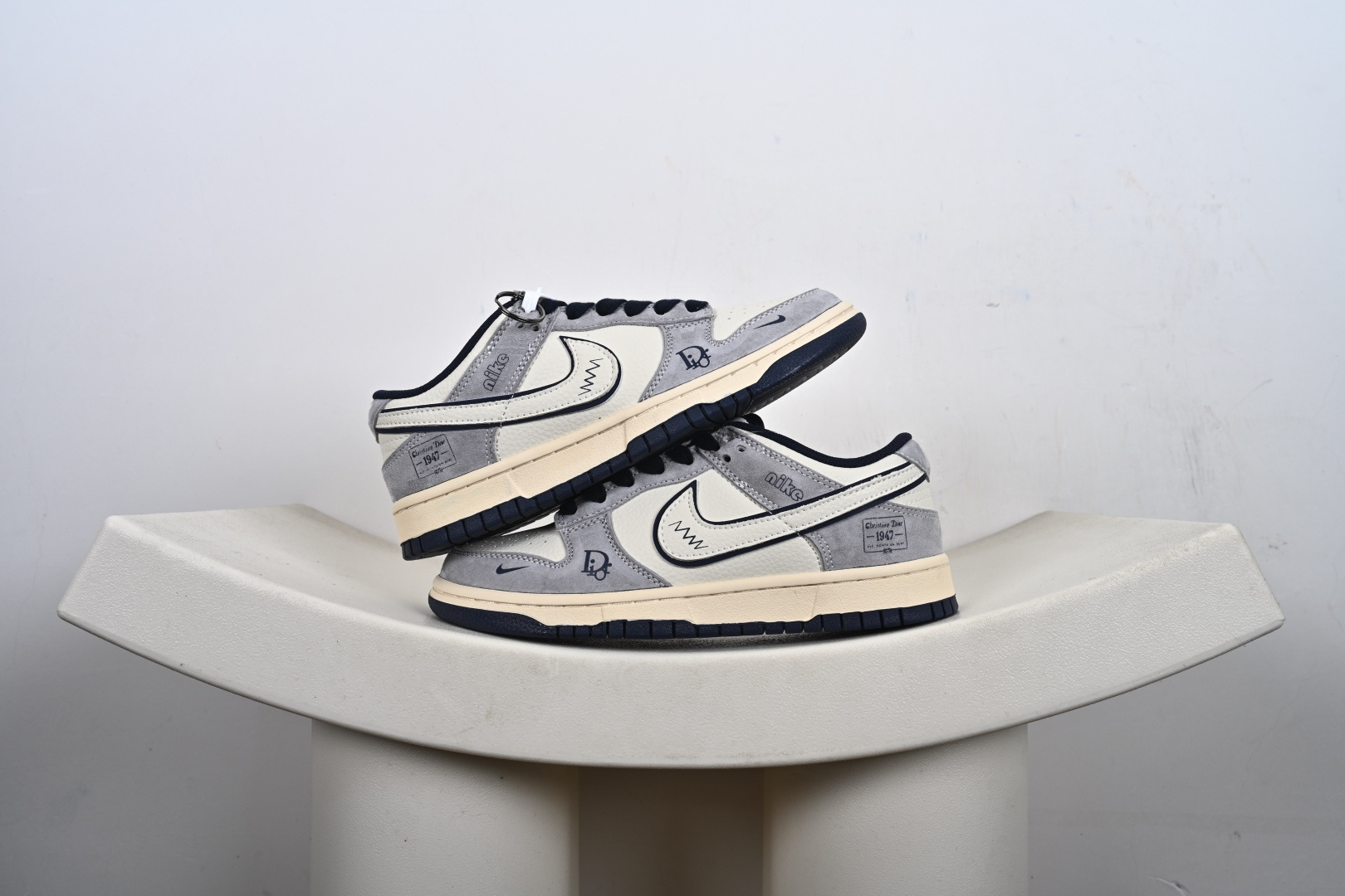 优势放店
【定制版】SB Dunk Low“ 迪联名—雾霾蓝” 周年高端定制 低帮休闲板鞋 定制鞋盒 大厂纯原品质出货 超高清洁度 皮料切割干净无任何毛边 细节完美 货号：DN3168-014
Size: 36 36.5 37.5 38 38.5 39 40 40.5 41 42 42.5 43 44 44.5 45-