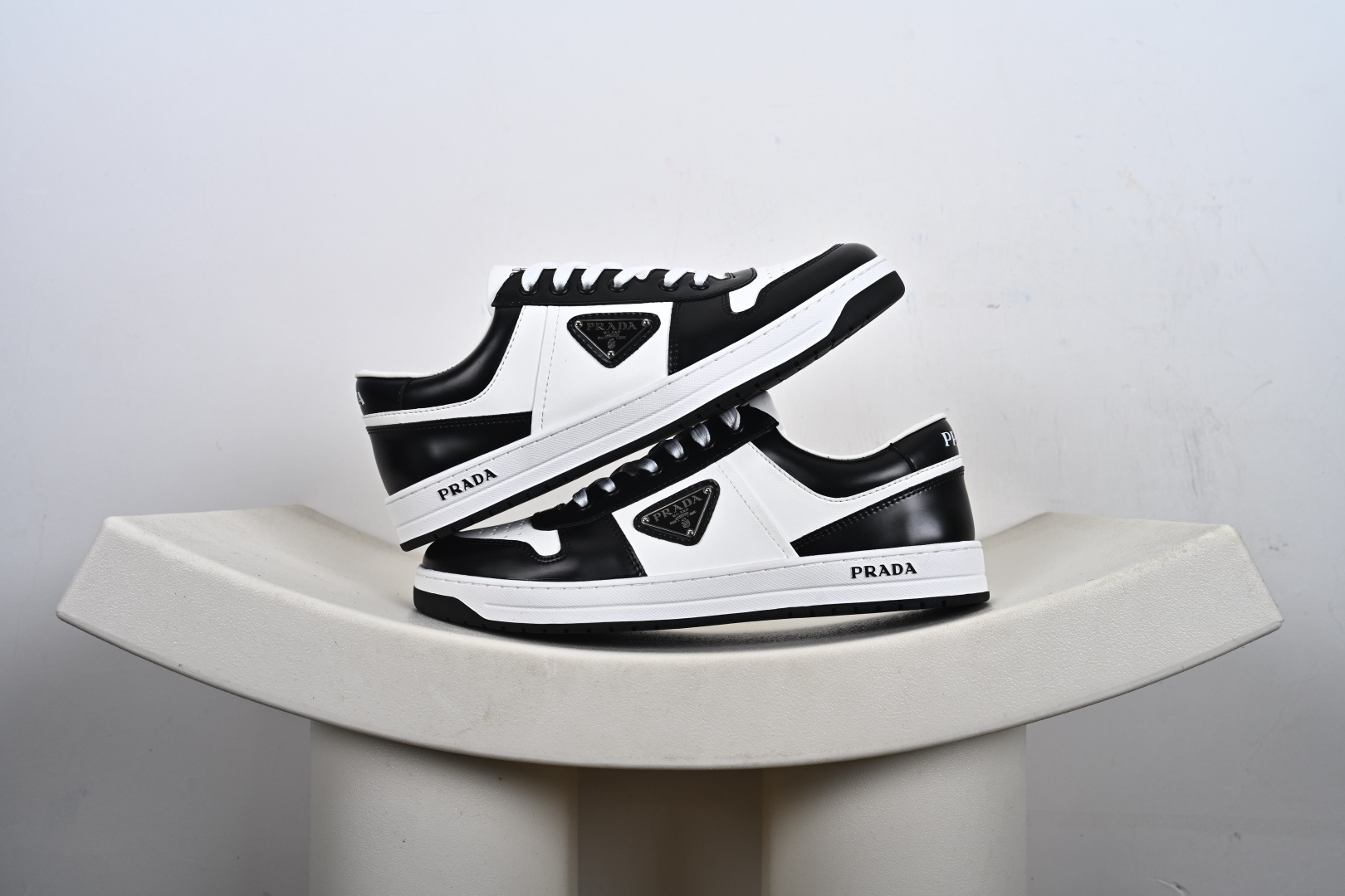 本地💰390优势放店
PRADA 普拉达 Prada Downtown 低帮休闲板鞋 海淘代购同渠道品质 高端零售 外贸充正专供 原版购入开发 ZP级全套包装 完美楦型 原楦数据开发版型 采用粒面头层牛皮鞋面材质内嵌灌注式 PU乳胶缓震鞋垫外 置3.5cmTPR抽真空橡胶鞋底 原版定制标志性的珐琅三角形金属徽标 
尺码：39 40 41 42 43 44 45 46-M1-G5皮鞋尺码 比运动鞋偏大一码