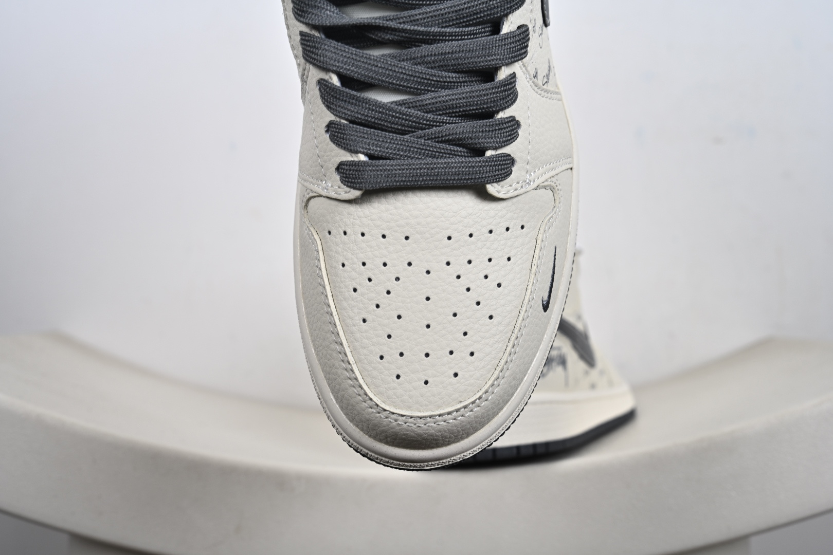 260 Nike Jordan Air Jordan 1“ 斯图西联名——米灰印花” 低帮 复古 减震 防滑 耐磨 篮球鞋 LL8888-001-Chinese UA Cheap High Quatity Brand Clothes Bags handbags Sneakers wholesale wholesaler seller from China Factory suppliers Fashion Clothing Shoes best Quality Beautiful Price 260 Nike Jordan Air Jordan 1“ 斯图西联名——米灰印花” 低帮 复古 减震 防滑 耐磨 篮球鞋 LL8888-001