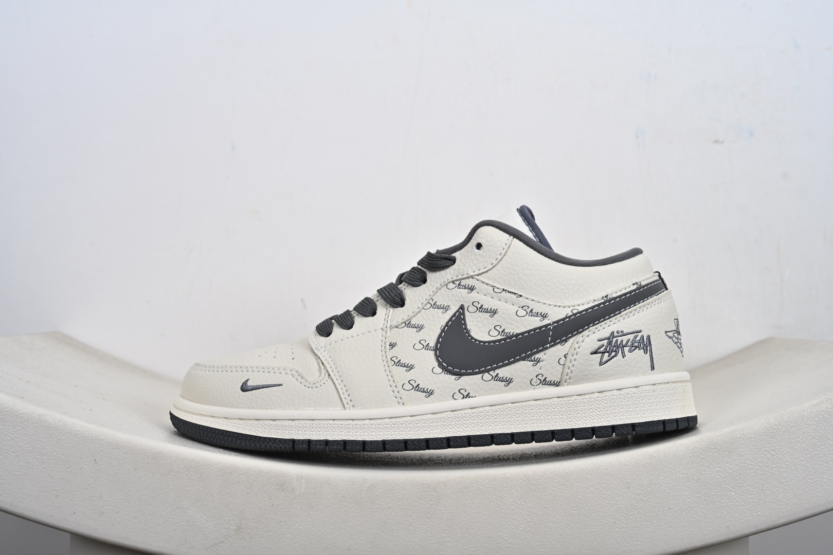 260 Nike Jordan Air Jordan 1“ 斯图西联名——米灰印花” 低帮 复古 减震 防滑 耐磨 篮球鞋 LL8888-001-Chinese UA Cheap High Quatity Brand Clothes Bags handbags Sneakers wholesale wholesaler seller from China Factory suppliers Fashion Clothing Shoes best Quality Beautiful Price 260 Nike Jordan Air Jordan 1“ 斯图西联名——米灰印花” 低帮 复古 减震 防滑 耐磨 篮球鞋 LL8888-001