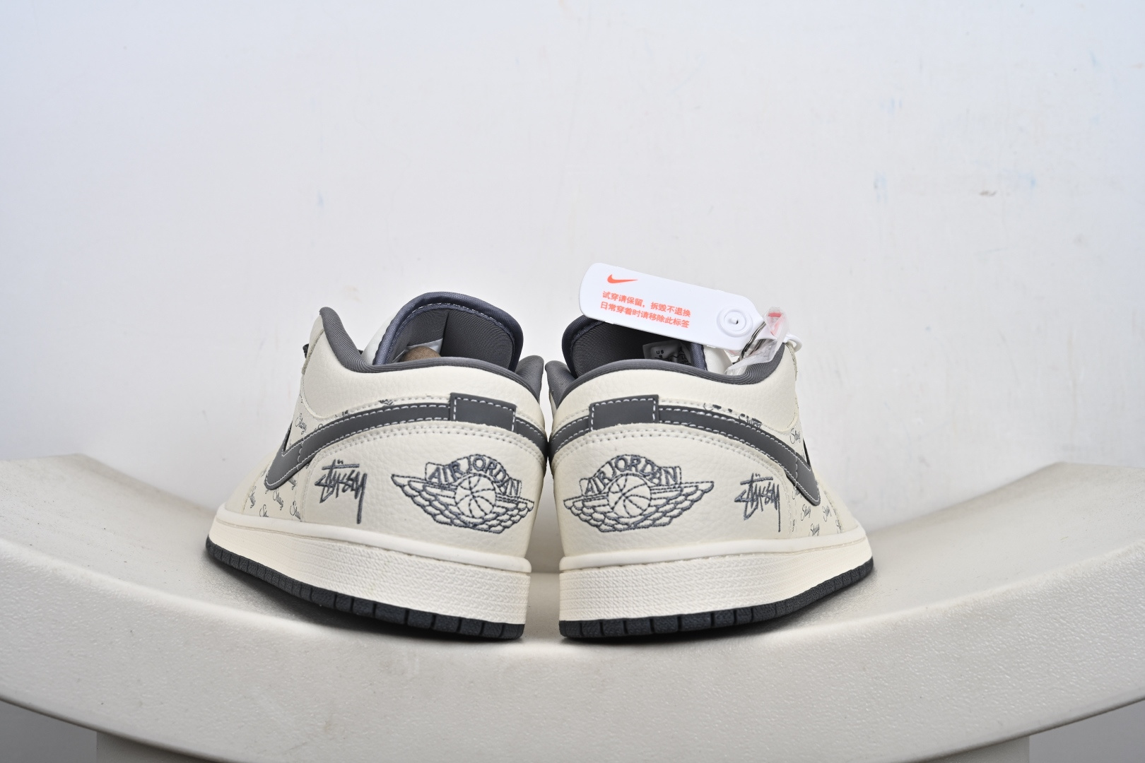 260 Nike Jordan Air Jordan 1“ 斯图西联名——米灰印花” 低帮 复古 减震 防滑 耐磨 篮球鞋 LL8888-001-Chinese UA Cheap High Quatity Brand Clothes Bags handbags Sneakers wholesale wholesaler seller from China Factory suppliers Fashion Clothing Shoes best Quality Beautiful Price 260 Nike Jordan Air Jordan 1“ 斯图西联名——米灰印花” 低帮 复古 减震 防滑 耐磨 篮球鞋 LL8888-001