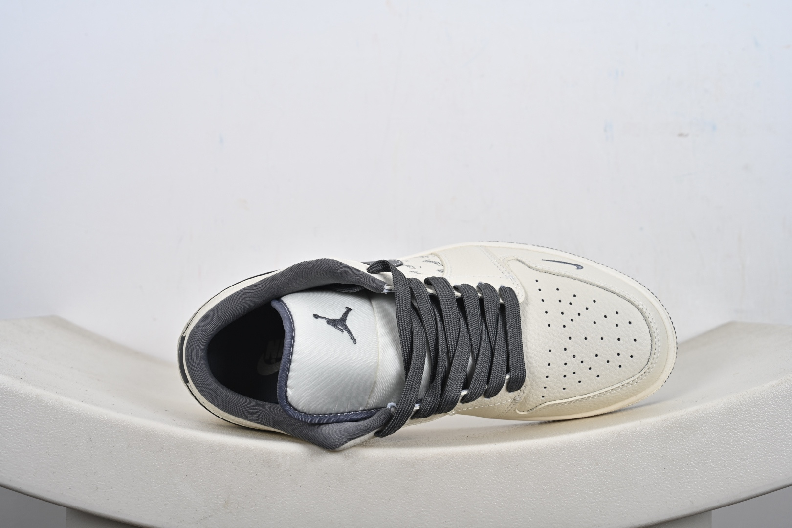 260 Nike Jordan Air Jordan 1“ 斯图西联名——米灰印花” 低帮 复古 减震 防滑 耐磨 篮球鞋 LL8888-001-Chinese UA Cheap High Quatity Brand Clothes Bags handbags Sneakers wholesale wholesaler seller from China Factory suppliers Fashion Clothing Shoes best Quality Beautiful Price 260 Nike Jordan Air Jordan 1“ 斯图西联名——米灰印花” 低帮 复古 减震 防滑 耐磨 篮球鞋 LL8888-001