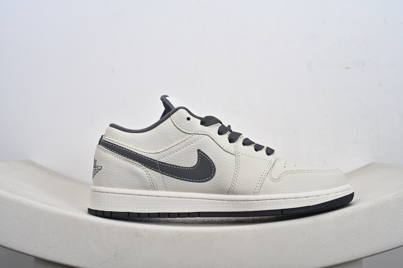 260 Nike Jordan Air Jordan 1“ 斯图西联名——米灰印花” 低帮 复古 减震 防滑 耐磨 篮球鞋 LL8888-001-Chinese UA Cheap High Quatity Brand Clothes Bags handbags Sneakers wholesale wholesaler seller from China Factory suppliers Fashion Clothing Shoes best Quality Beautiful Price 260 Nike Jordan Air Jordan 1“ 斯图西联名——米灰印花” 低帮 复古 减震 防滑 耐磨 篮球鞋 LL8888-001