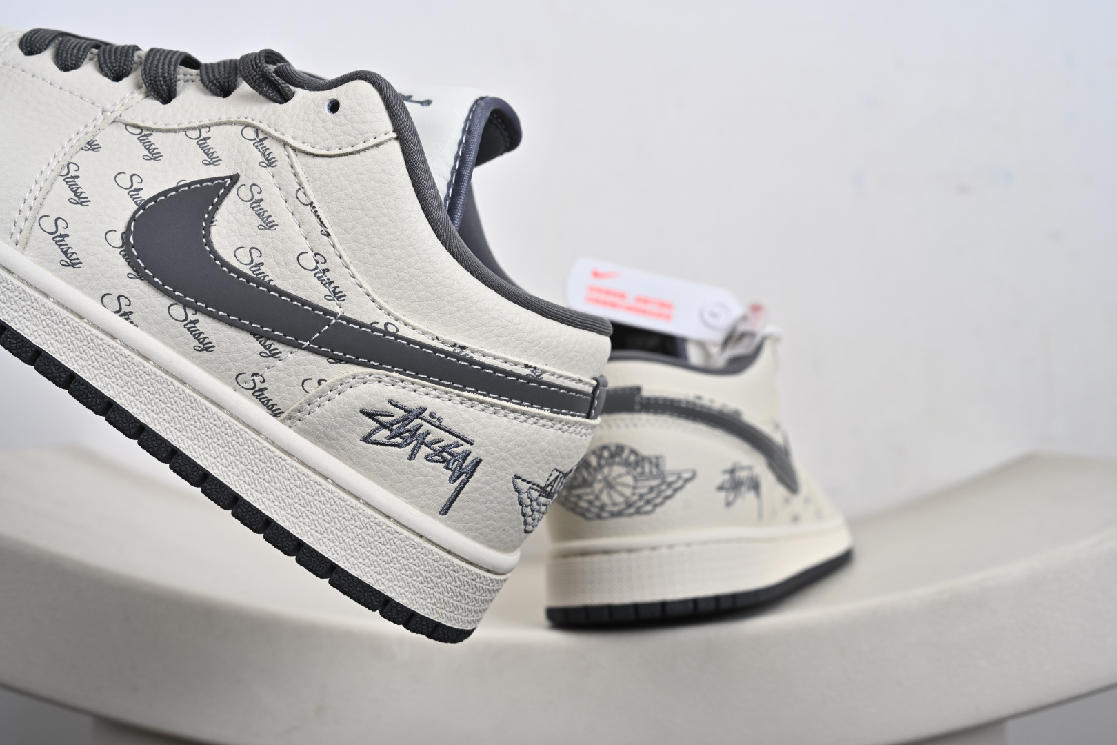 260 Nike Jordan Air Jordan 1“ 斯图西联名——米灰印花” 低帮 复古 减震 防滑 耐磨 篮球鞋 LL8888-001-Chinese UA Cheap High Quatity Brand Clothes Bags handbags Sneakers wholesale wholesaler seller from China Factory suppliers Fashion Clothing Shoes best Quality Beautiful Price 260 Nike Jordan Air Jordan 1“ 斯图西联名——米灰印花” 低帮 复古 减震 防滑 耐磨 篮球鞋 LL8888-001