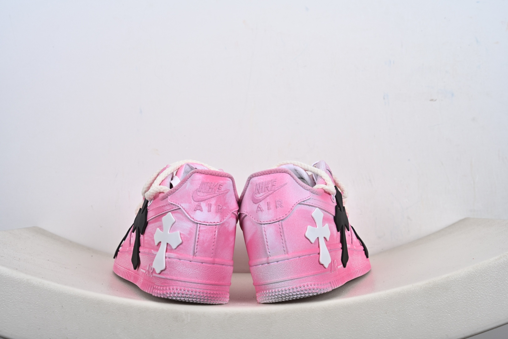 240 “粉攻克罗”订制空军一号板鞋 该定制版球鞋 DX0788-001-Chinese UA Cheap High Quatity Brand Clothes Bags handbags Sneakers wholesale wholesaler seller from China Factory suppliers Fashion Clothing Shoes best Quality Beautiful Price 240 “粉攻克罗”订制空军一号板鞋 该定制版球鞋 DX0788-001