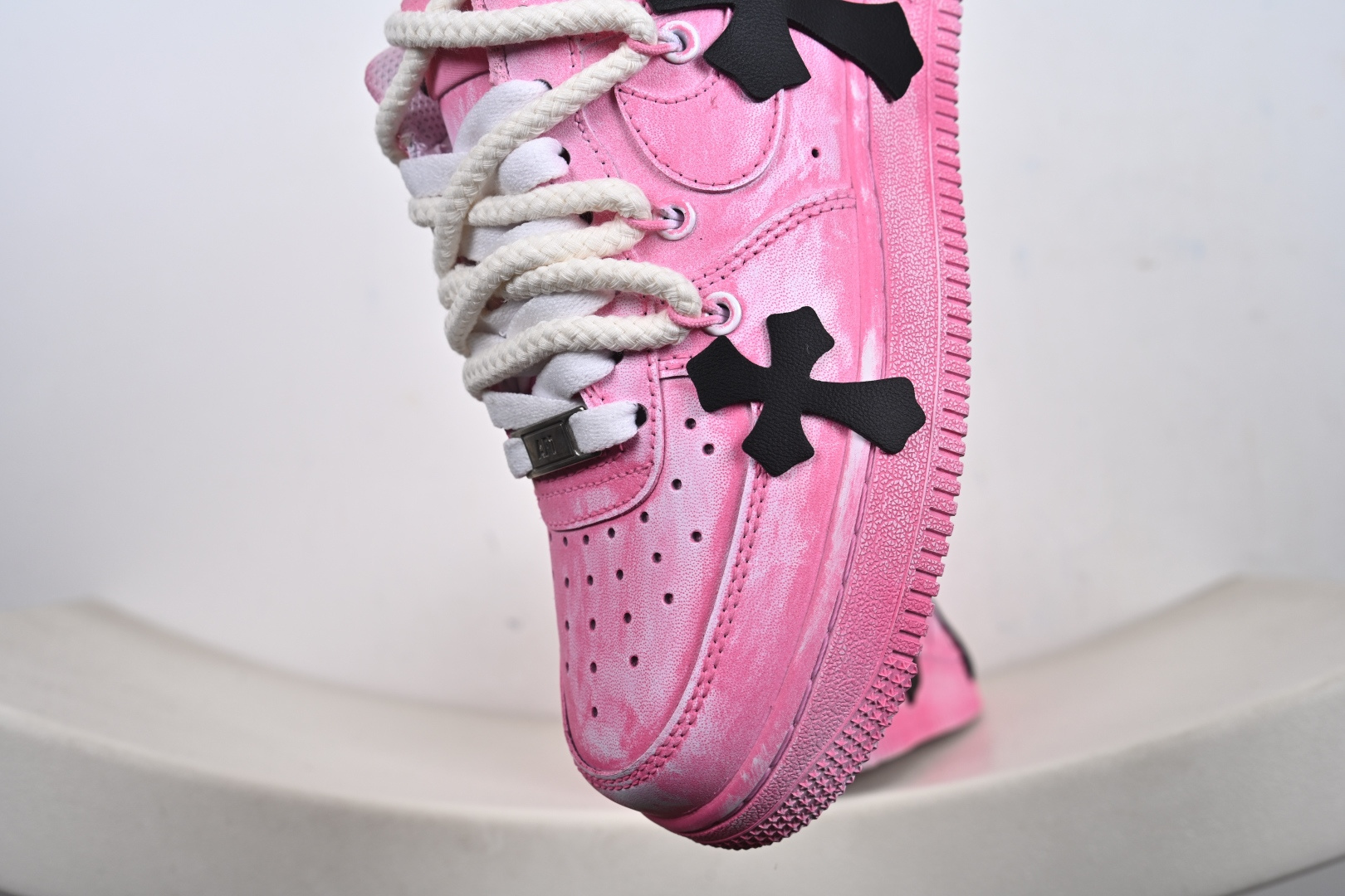 240 “粉攻克罗”订制空军一号板鞋 该定制版球鞋 DX0788-001-Chinese UA Cheap High Quatity Brand Clothes Bags handbags Sneakers wholesale wholesaler seller from China Factory suppliers Fashion Clothing Shoes best Quality Beautiful Price 240 “粉攻克罗”订制空军一号板鞋 该定制版球鞋 DX0788-001