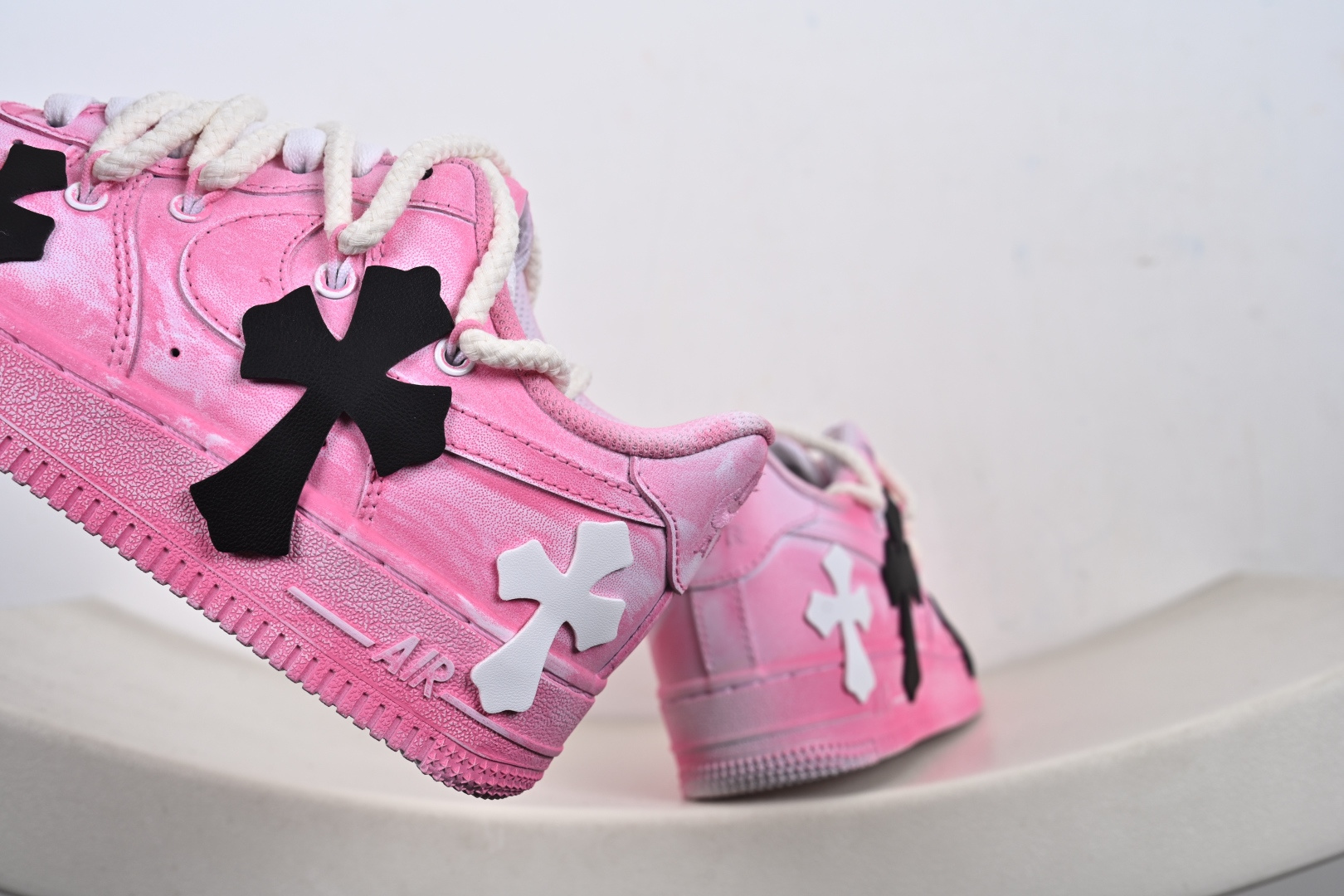 240 “粉攻克罗”订制空军一号板鞋 该定制版球鞋 DX0788-001-Chinese UA Cheap High Quatity Brand Clothes Bags handbags Sneakers wholesale wholesaler seller from China Factory suppliers Fashion Clothing Shoes best Quality Beautiful Price 240 “粉攻克罗”订制空军一号板鞋 该定制版球鞋 DX0788-001