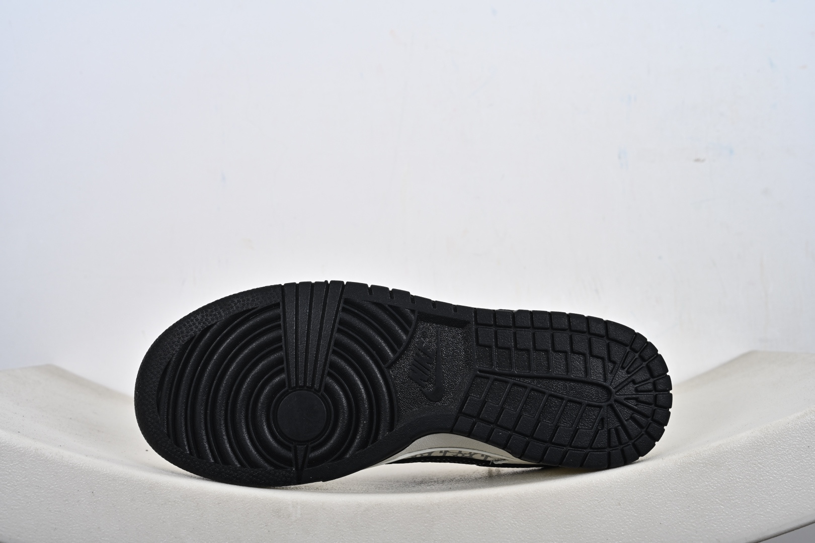 NIKE SB Dunk Low RETRO YF9511-924 NIKE SB Dunk Low RETRO YF9511-924