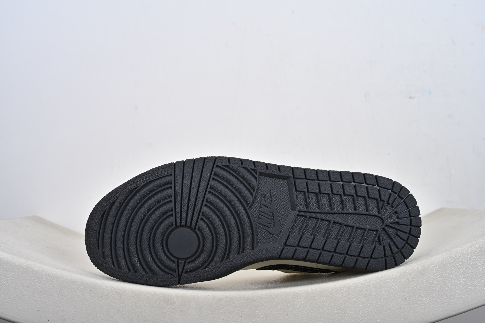 Nike Jordan Air Jordan 1“ 纪梵希联名——米灰NIKE印花” 高端定制 低帮 复古 减震 防滑 耐磨 篮球鞋 QL1988-001