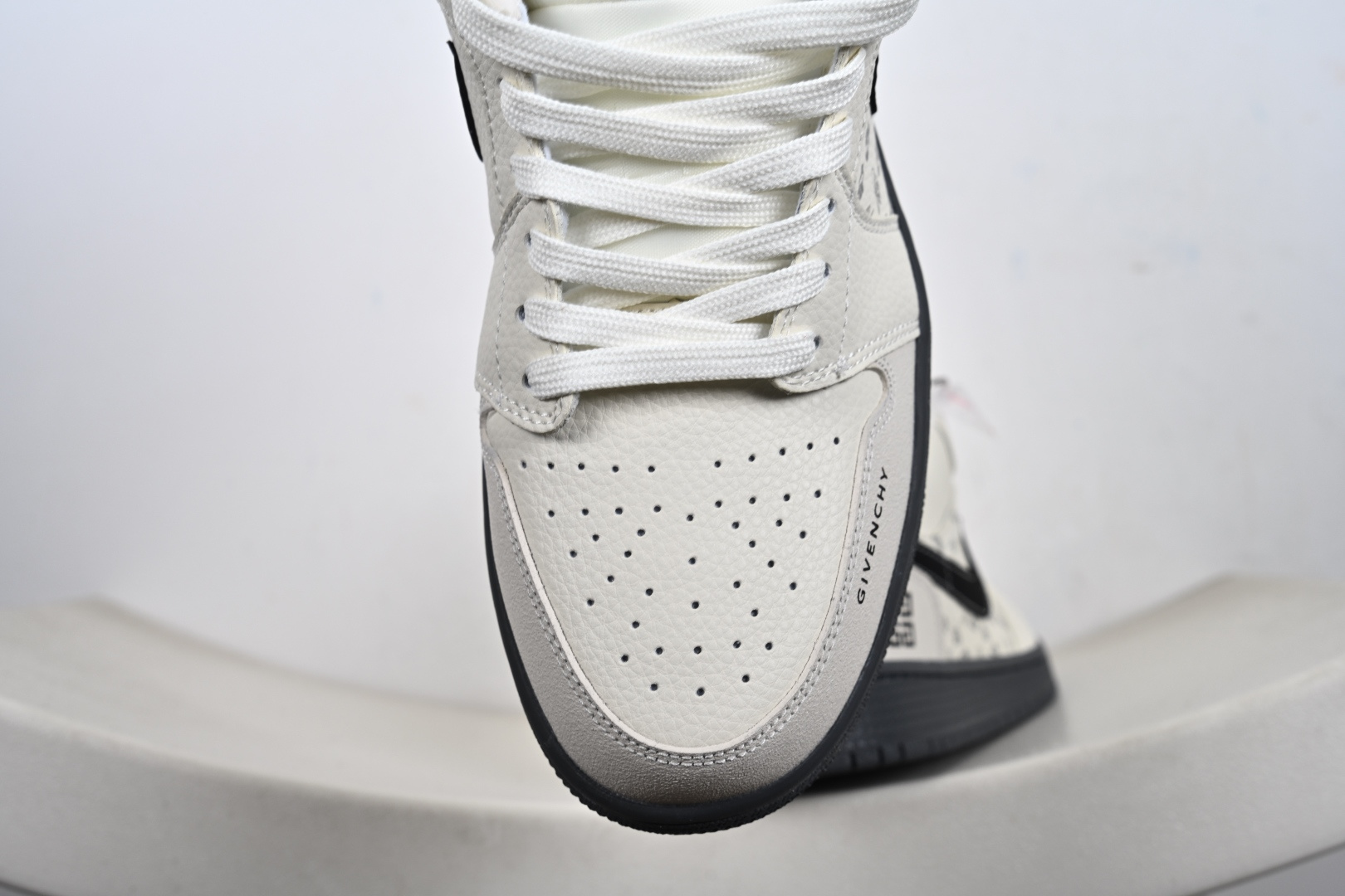 Nike Jordan Air Jordan 1“ 纪梵希联名——米灰NIKE印花” 高端定制 低帮 复古 减震 防滑 耐磨 篮球鞋 QL1988-001