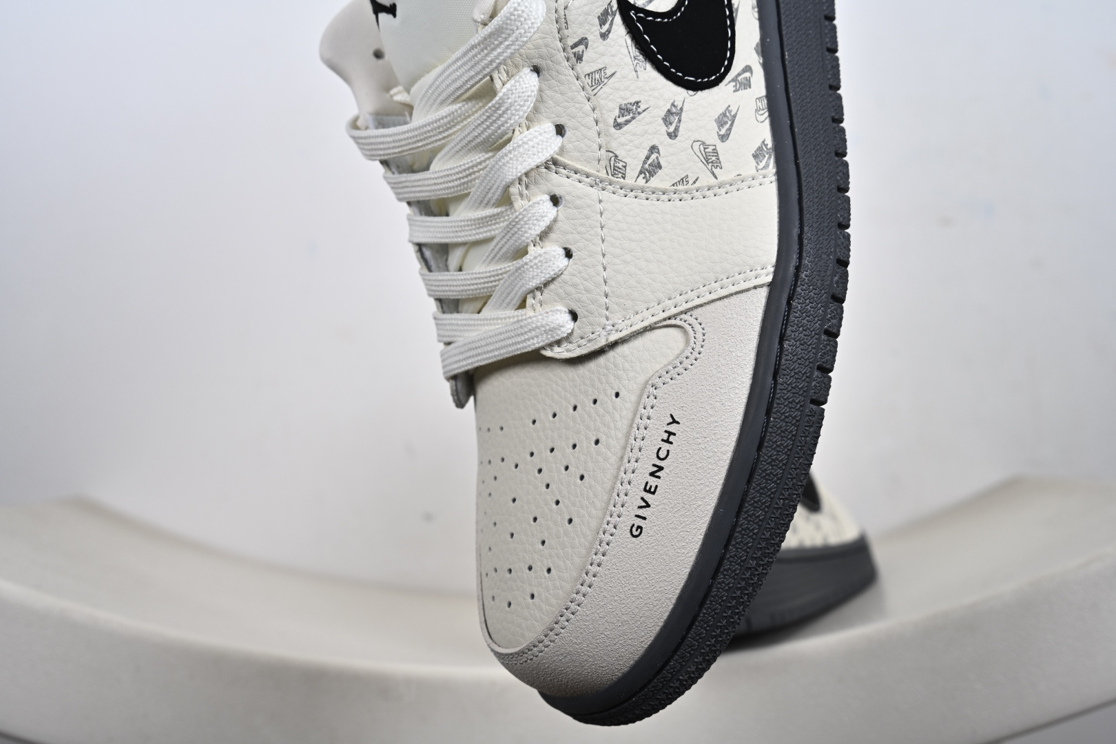 Nike Jordan Air Jordan 1“ 纪梵希联名——米灰NIKE印花” 高端定制 低帮 复古 减震 防滑 耐磨 篮球鞋 QL1988-001